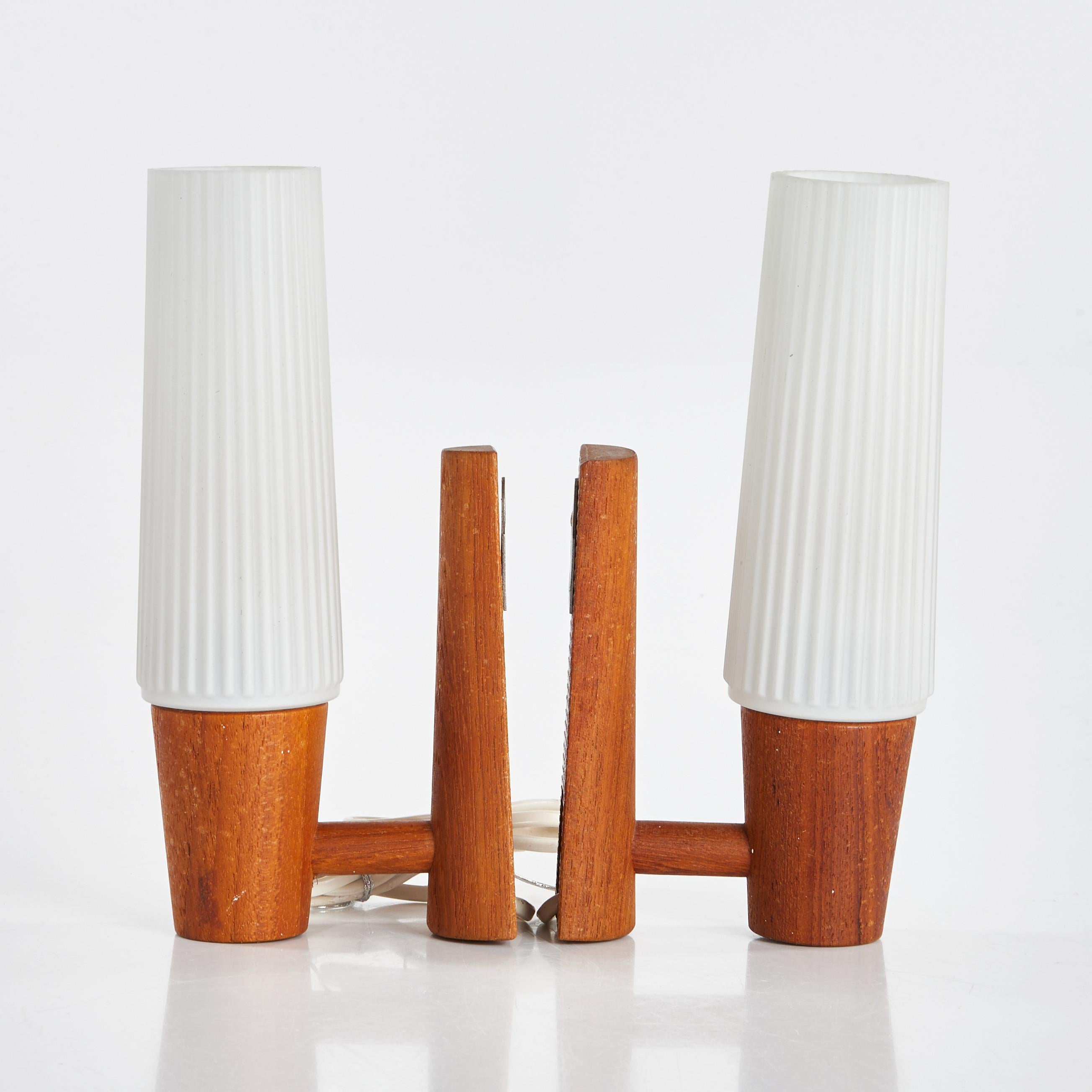 Sconces Teak and Glass anonymous  pair Sweden 1960 In Good Condition For Sale In Paris, FR