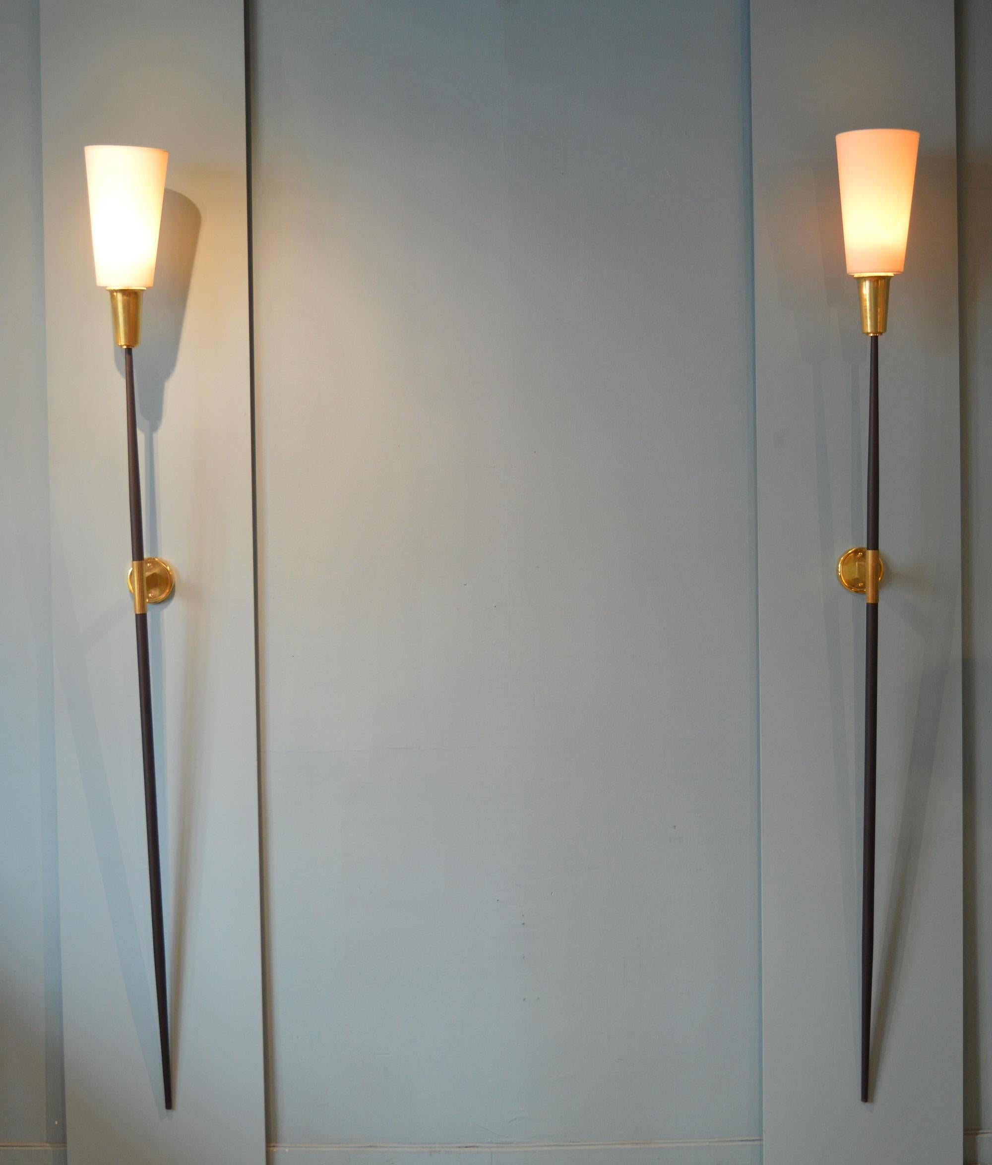 Very elegant pair of sconces torcheres by Maison Arlus.
Brass and lacquered metal.
French work circa 1960.
Lampshades redone as original.