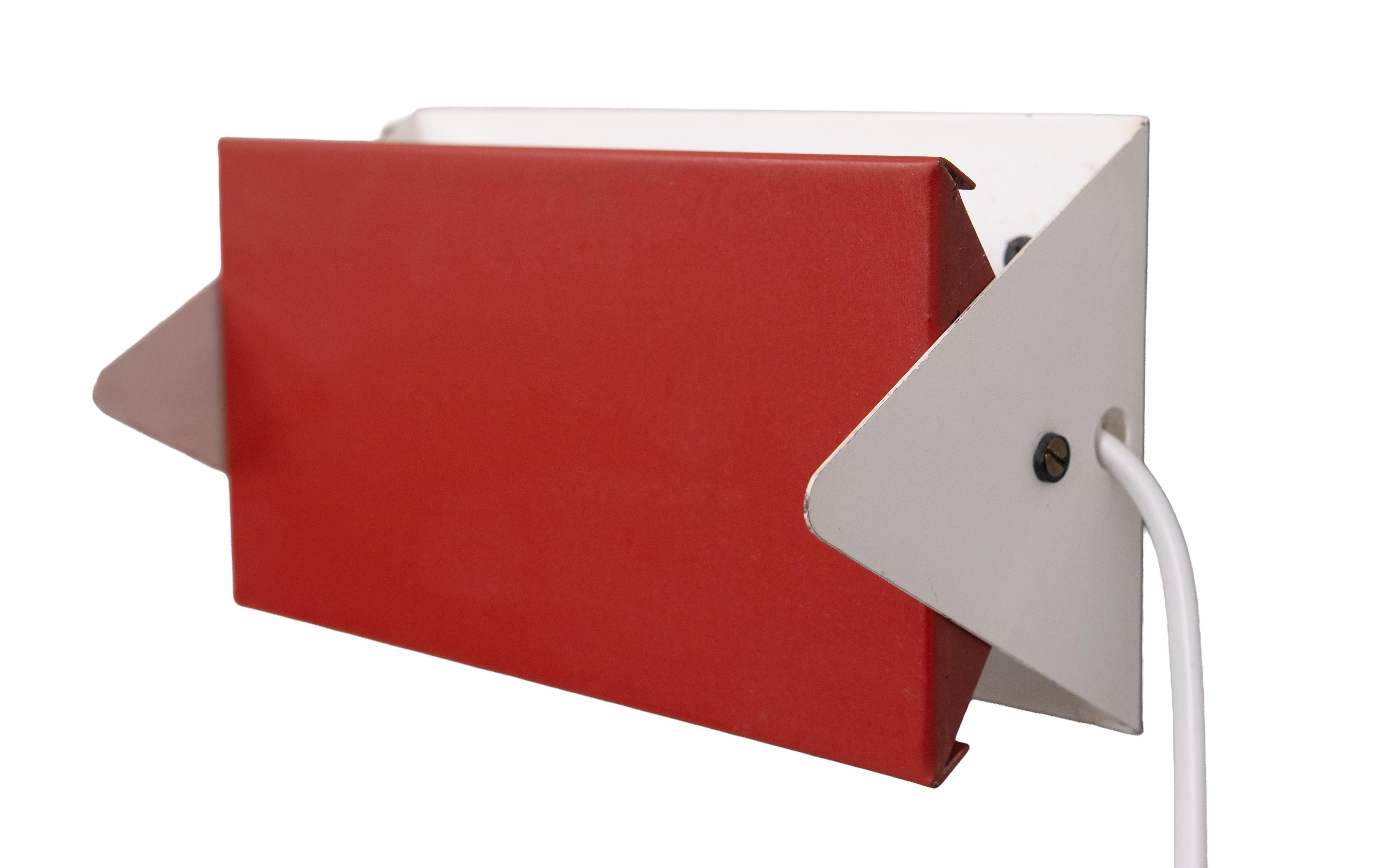 Muy bonito conjunto de Lámparas de pared de metal . Cuando se utiliza a menudo como 
lámparas de cama . Ahora se ven muy bien en todas partes . En forma de triángulo .
simple Diseño de  J. J. M. Hoogervorst para Anvia Almelo Holanda 
en los años