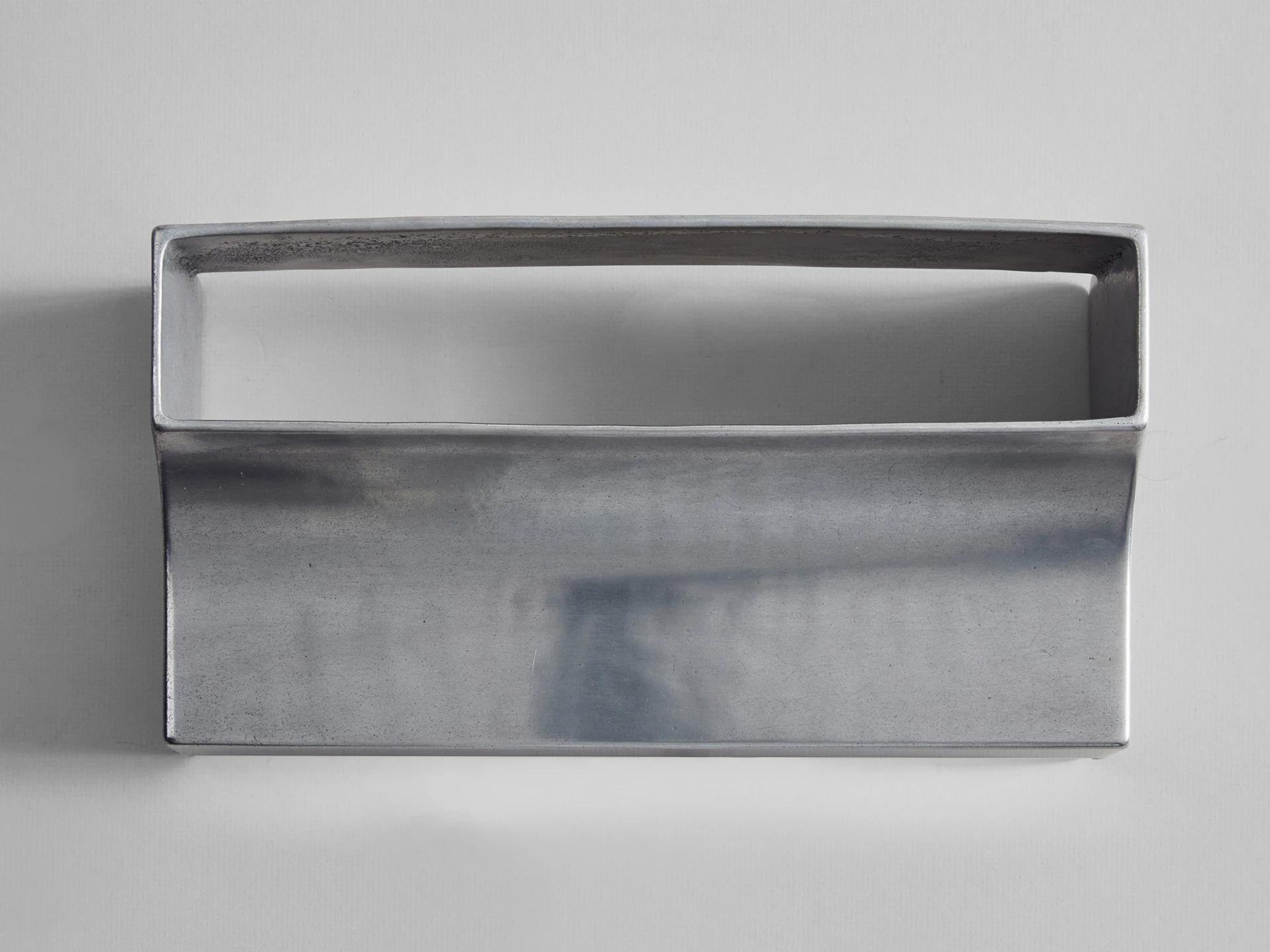 Moderno Lampada da parete contemporanea in alluminio argentato Scoop di Henry Wilson in vendita
