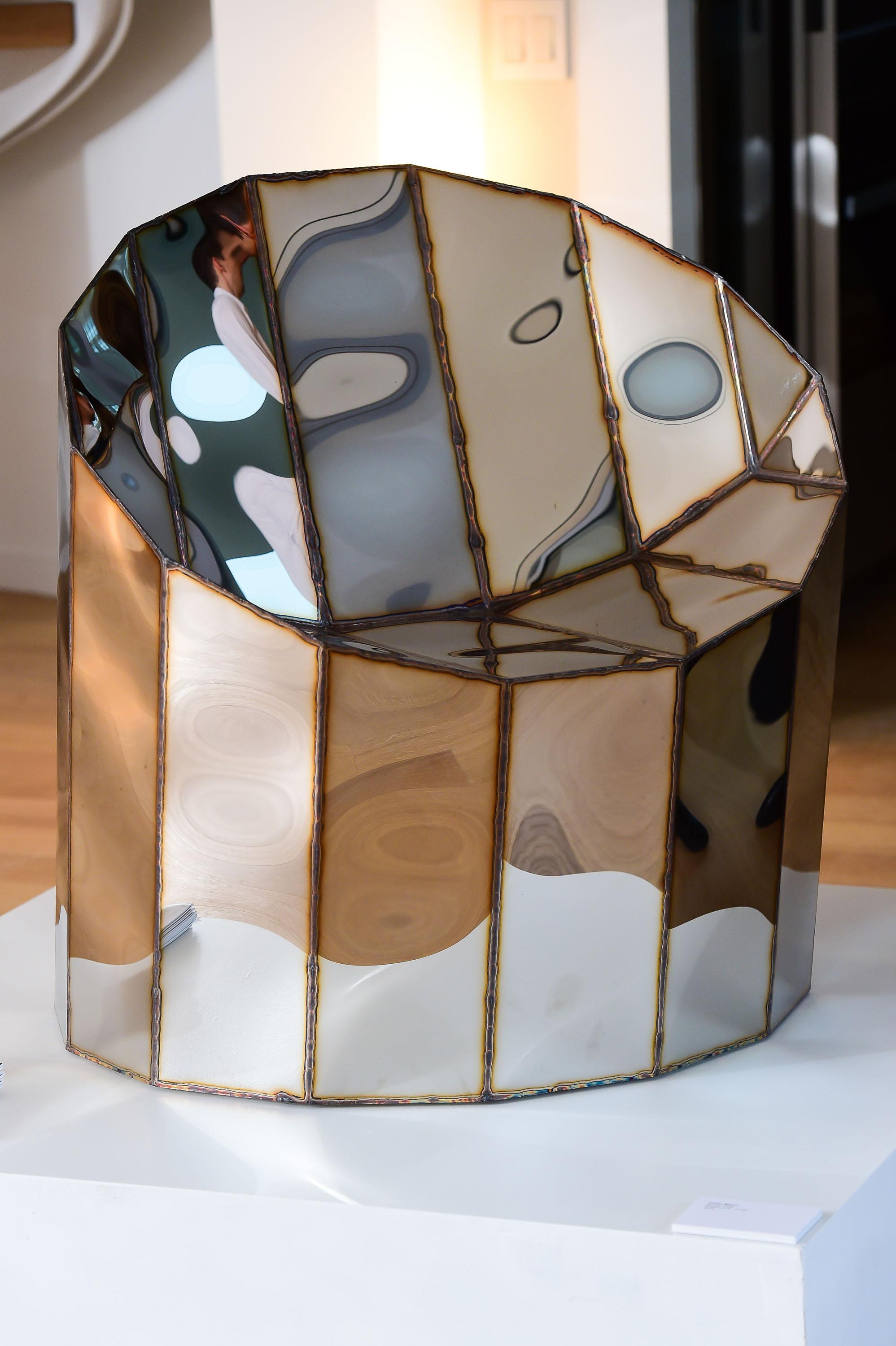 Sedia Scoop in acciaio inox lucidato a specchio saldato di Julian Mayor
Edizione limitata di 8 + 4AP.
Dimensioni: P 75 x L 81 x H 86 cm. 
Materiali: Acciaio inossidabile lucidato a specchio.

Julian Mayor è un artista e designer britannico famoso