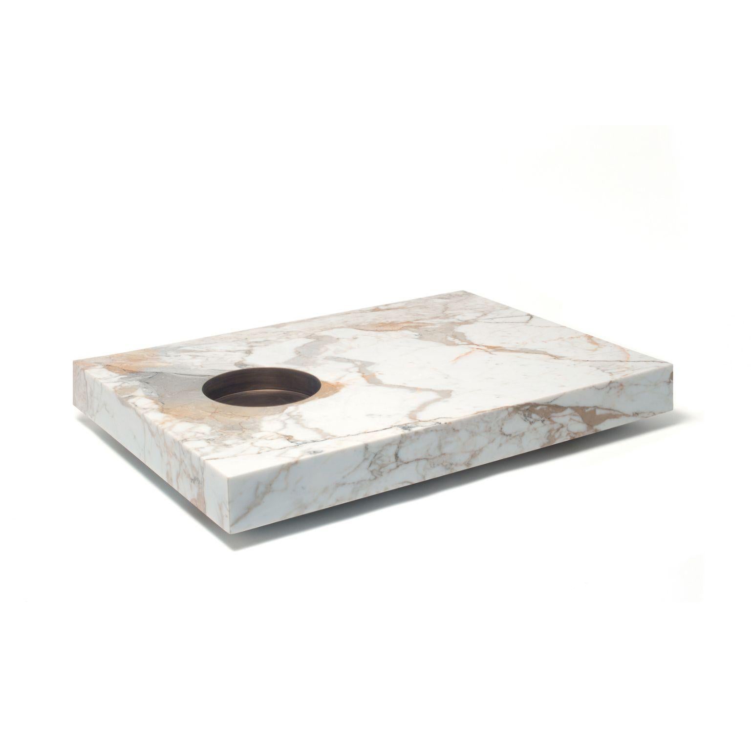 Scoop Fumo table by Stefano Belingardi Clusoni
Dimensions: 100 x 70 x 13 cm
Materials: Calacatta oro, brass, wood

