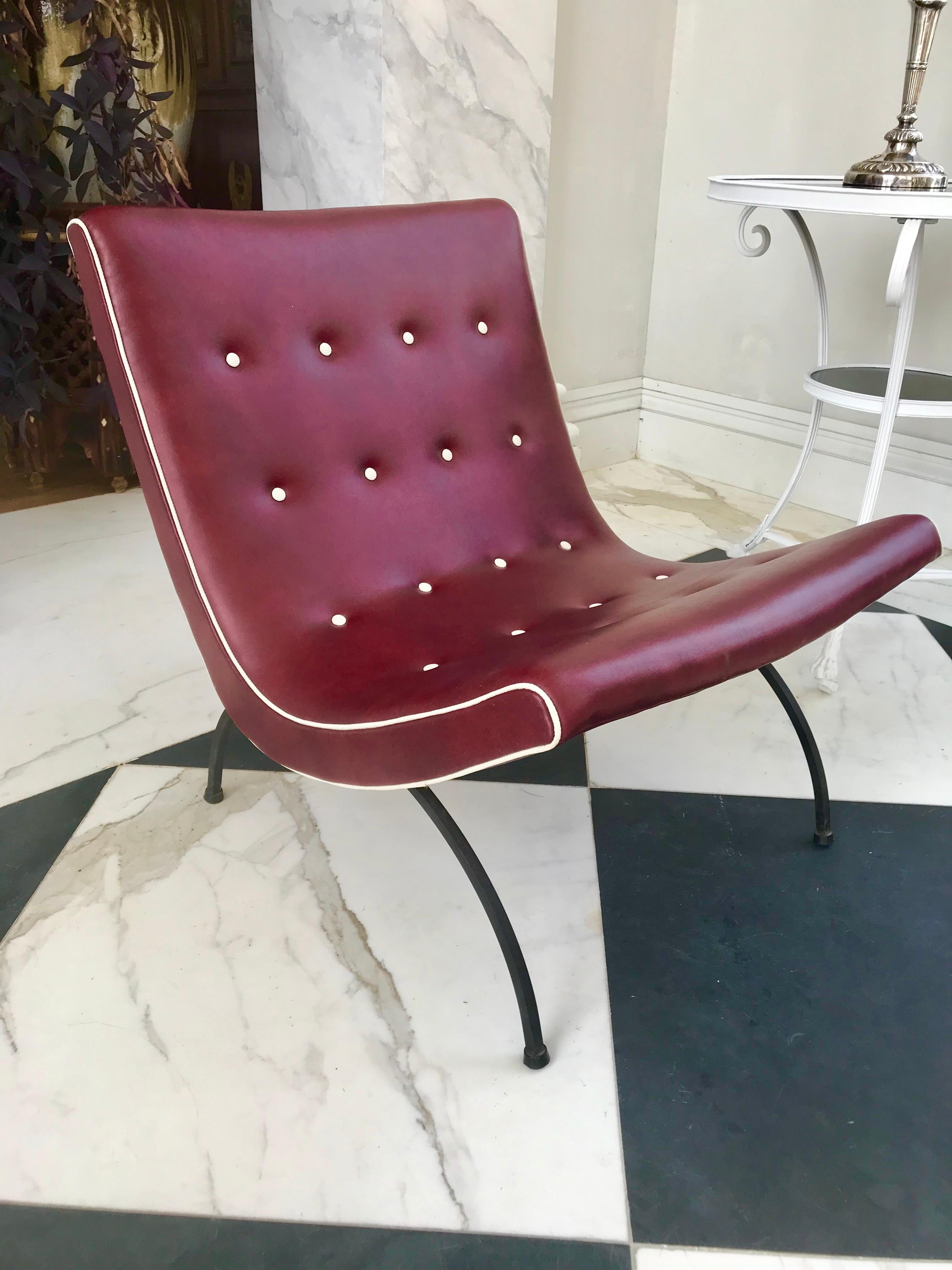 Trois fantastiques chaises longues scoop par DIA Design Institute of America dans le style de Milo Baughman.
Ils sont en excellent état avec le revêtement en vinyle d'origine. 
USA ca 1960