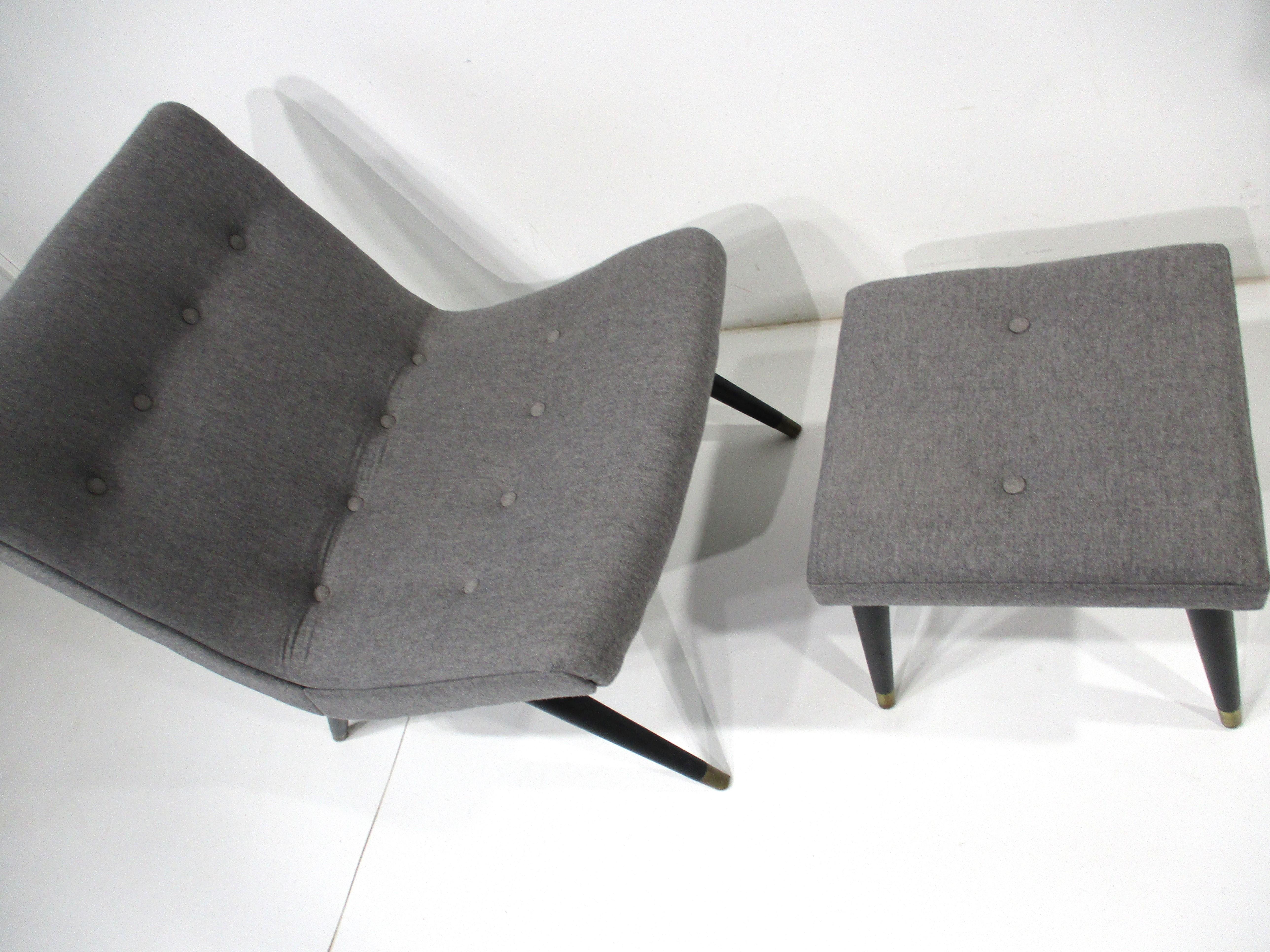 Scoop Upholstered Lounge Chair and Ottoman in the Style of Milo Baughman For Sale 1