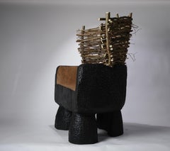 Sitz aus geflammter und geschnitzter Eiche mit Rückenlehne aus geflochtenem Haselnussholz, Vorrätig