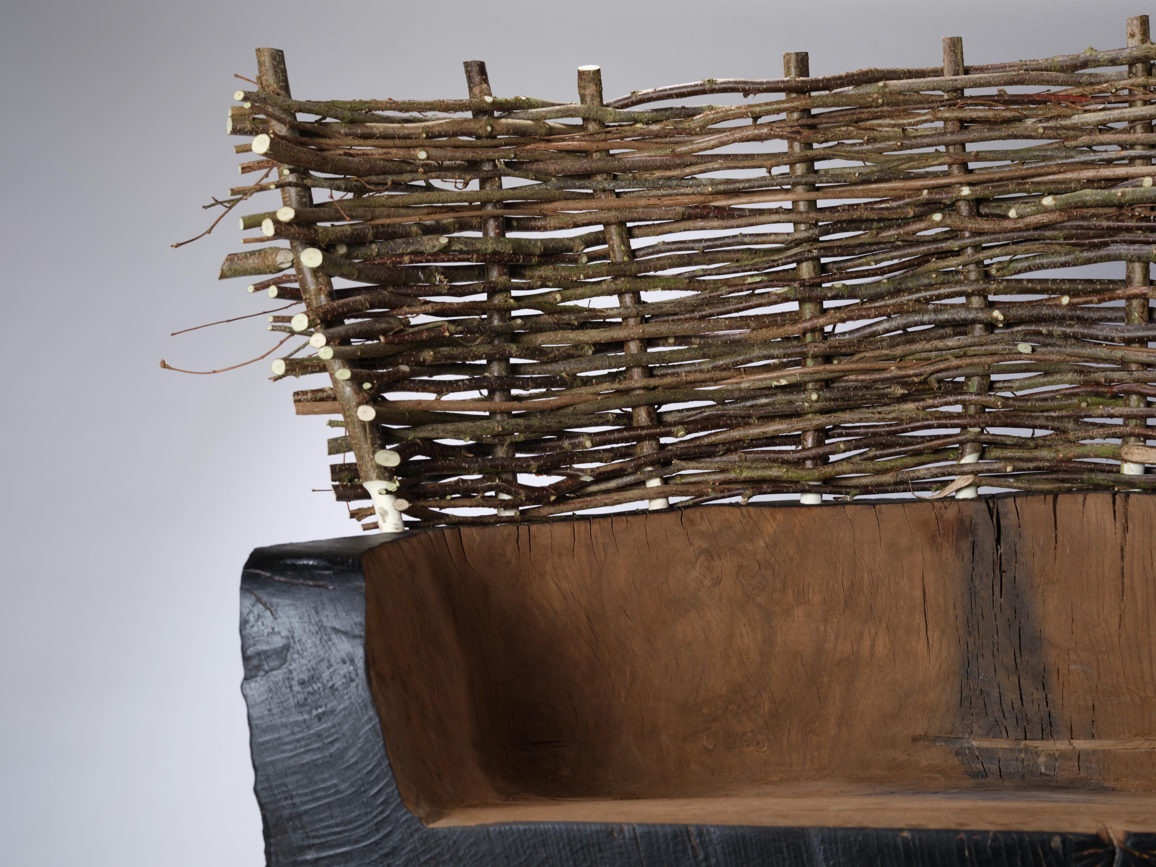 Noirci Assise en Oak Oak brûlé et sculpté avec dossier en noisetier tressé, En stock en vente