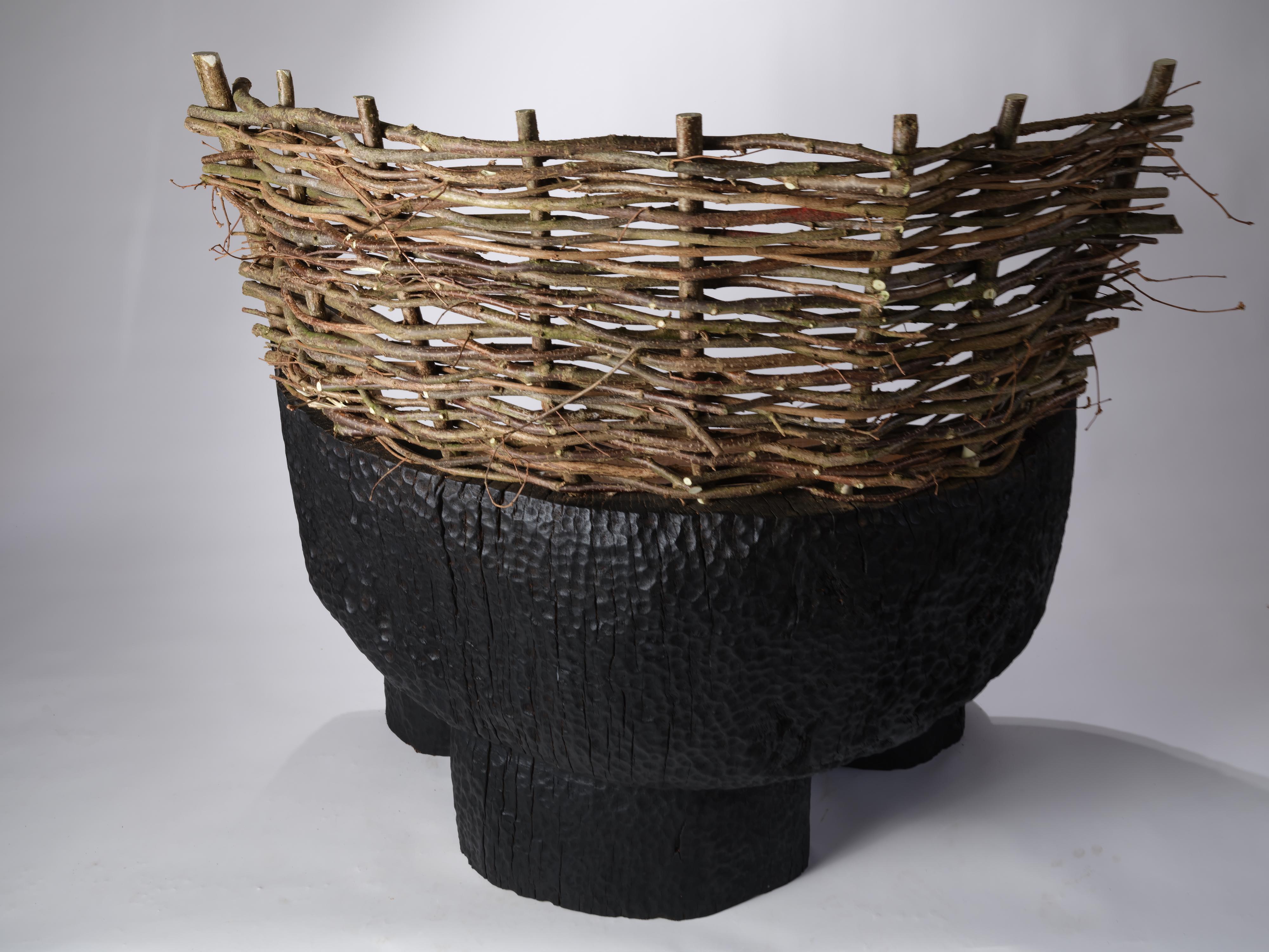 Assise en Oak Oak brûlé et sculpté avec dossier en noisetier tressé, En stock Neuf - En vente à Towcester, England