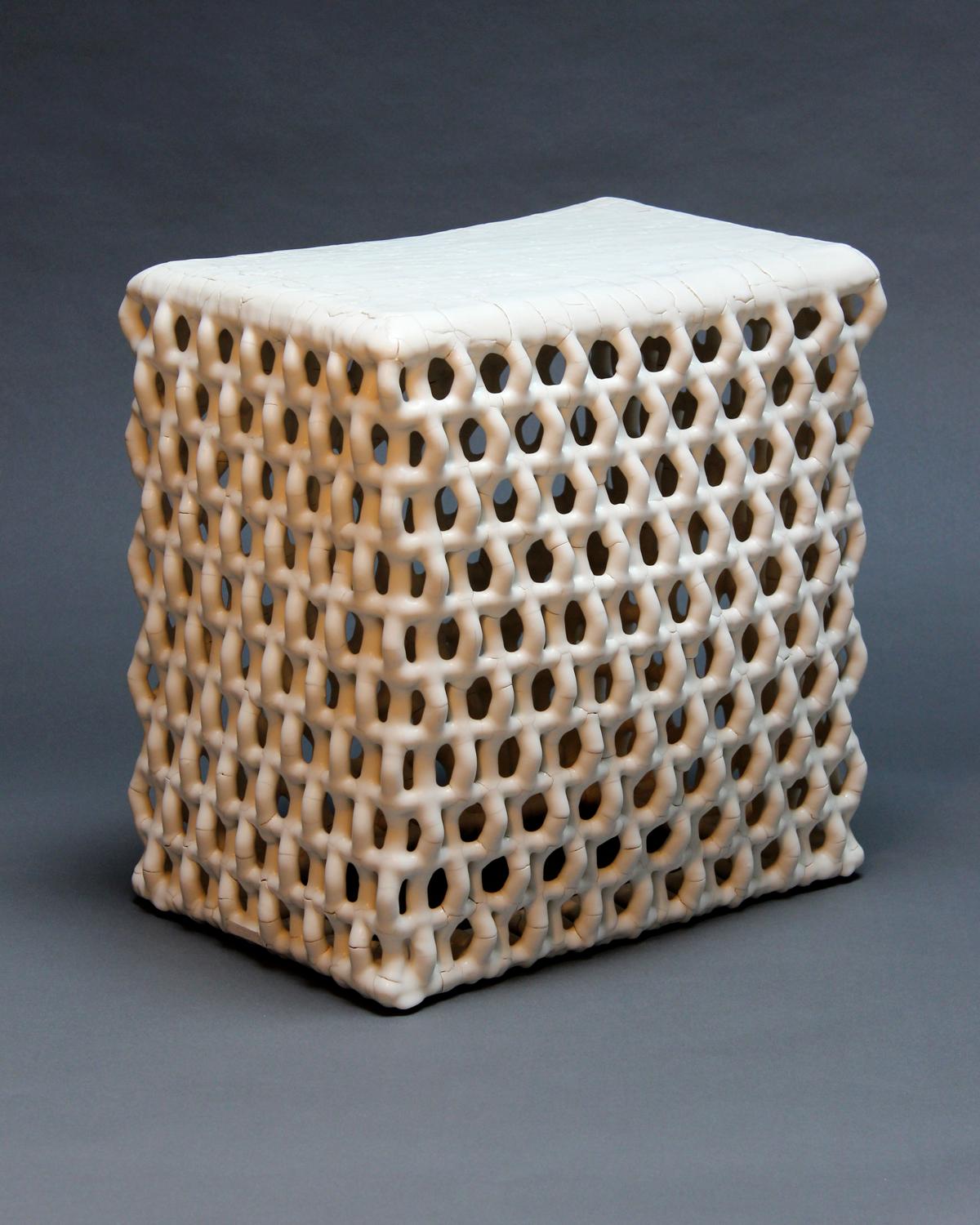 Rhombus Tisch von Scott Daniel Design. Dieses Design ergibt sich aus den einzelnen vertikalen Drahtgliedern, die von Hand zu einem winkligen Muster gebogen werden, und ist eine Methode, die in zahlreichen Anwendungen eingesetzt wird. Ein Rhombus ist