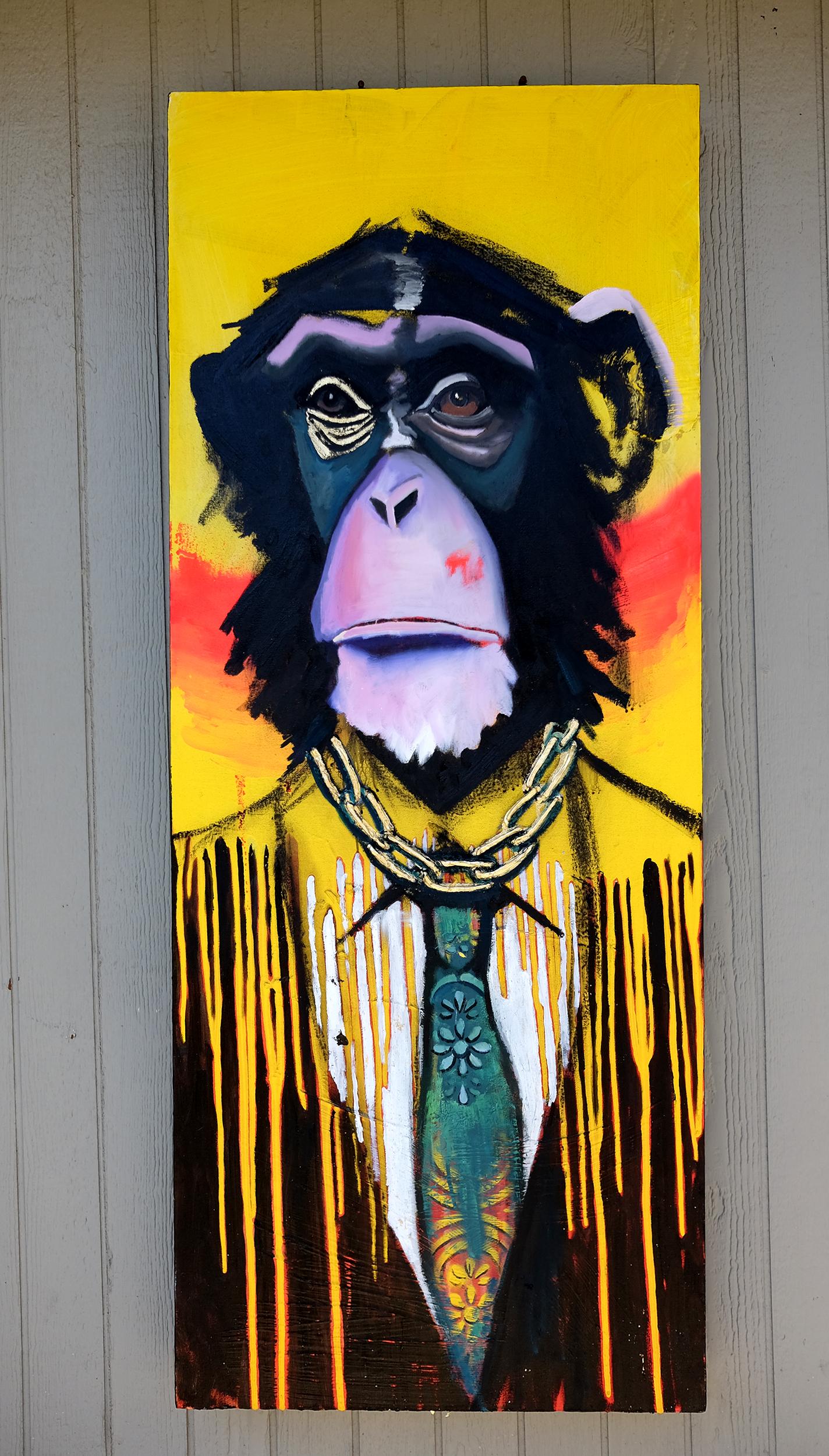 <p>Comentarios del artista<br />Parte de la serie de chimpancés del artista Scott Dykema. De pie ante un fondo amarillo brillante se encuentra un atildado primate que lleva una cadena dorada sobre su traje de dos piezas. Los estampados decoran su