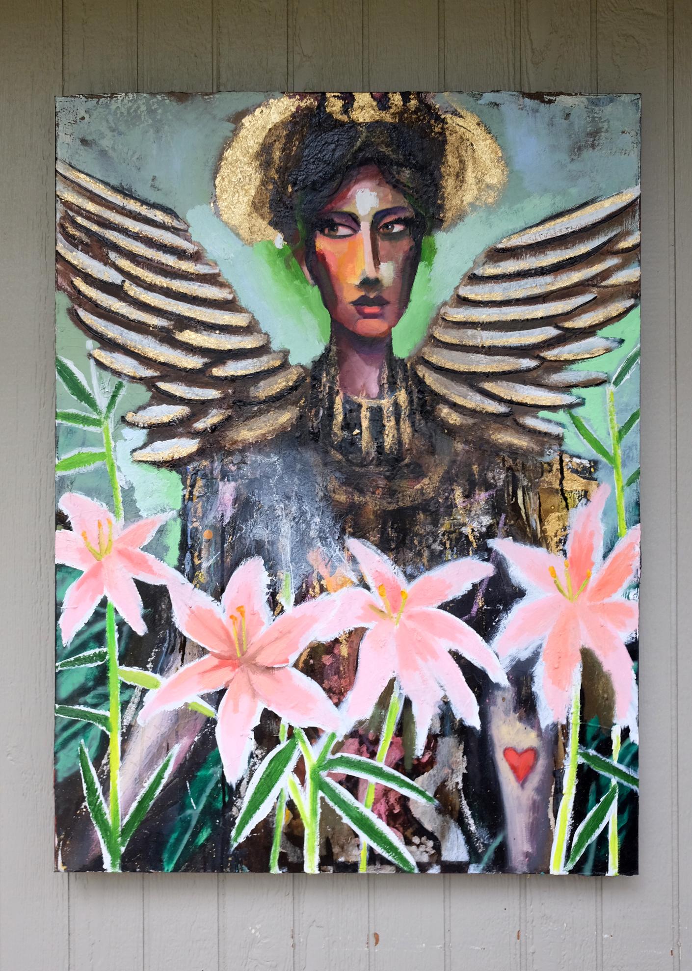 <p>Commenti dell'artista<br>Un ritratto raffigura un angelo con ali d'oro e d'argento, un parrucchino luminoso e un vestito scintillante. Il morbido sfondo verde e grigio mette in risalto la sua audace presenza. I gigli fioriscono in primo piano,