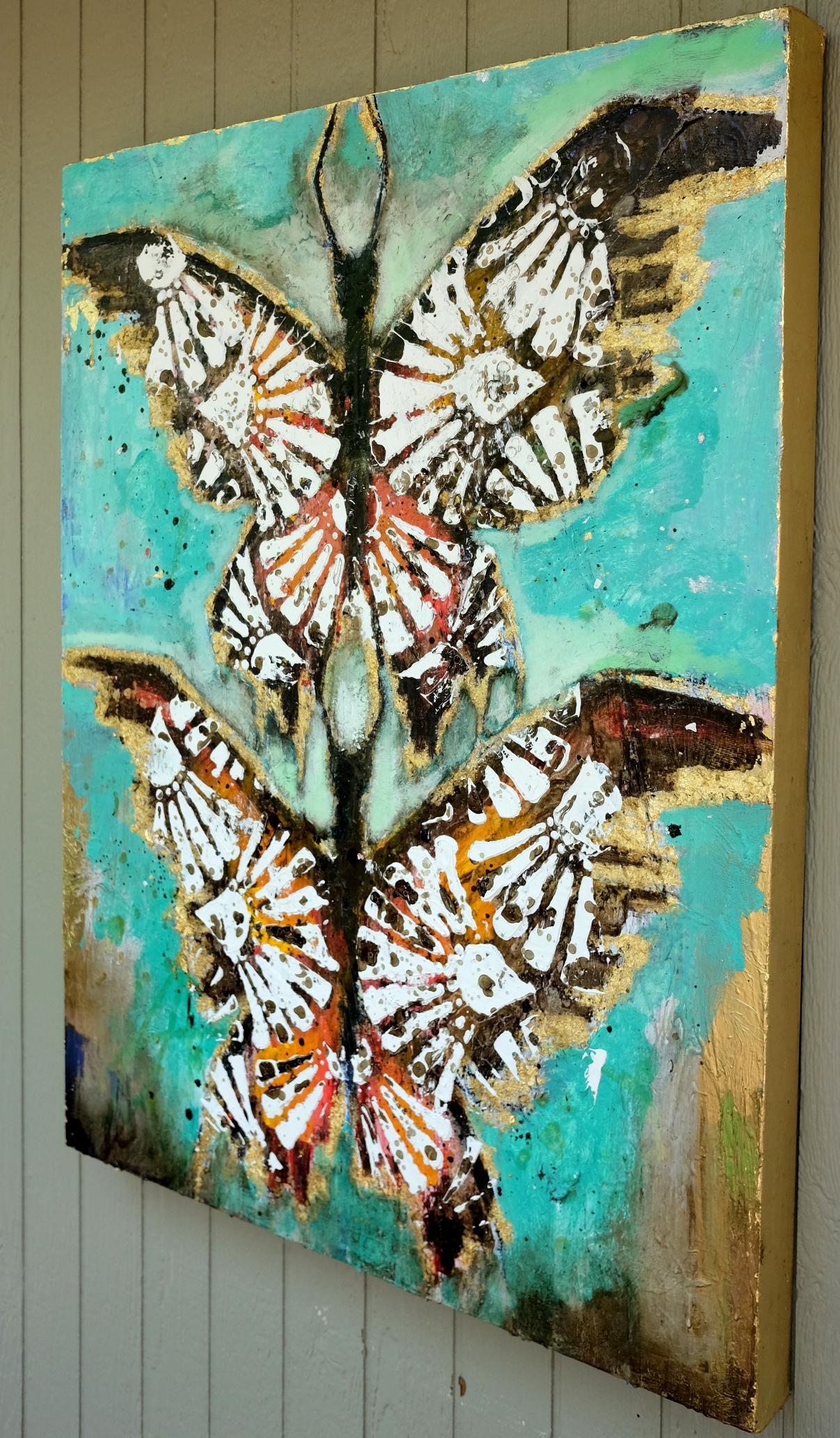 <p>Commentaires de l'artiste<br>Deux papillons déploient leurs ailes, révélant des motifs blancs complexes. Soulignées de feuilles de métal doré, elles brillent doucement sur un fond turquoise éclatant. Cette peinture fait partie de la série de