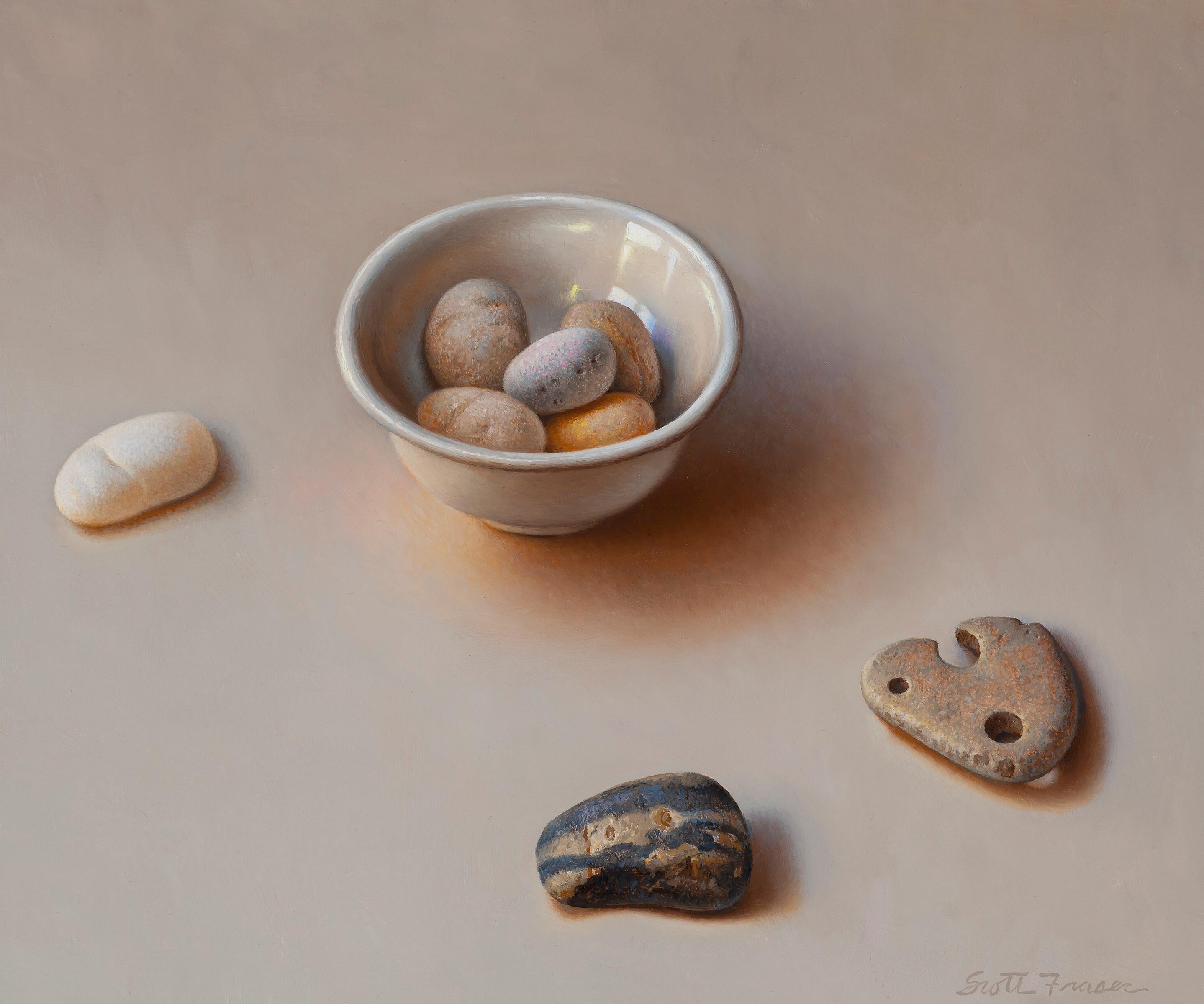 L'opera "Beach Stones" di Scott Fraser (USA) è un dipinto a olio su tavola originale e fatto a mano che raffigura una varietà di sassi della spiaggia. Diverse pietre riempiono una splendida ciotola di porcellana bianca illuminata, mentre altre sono