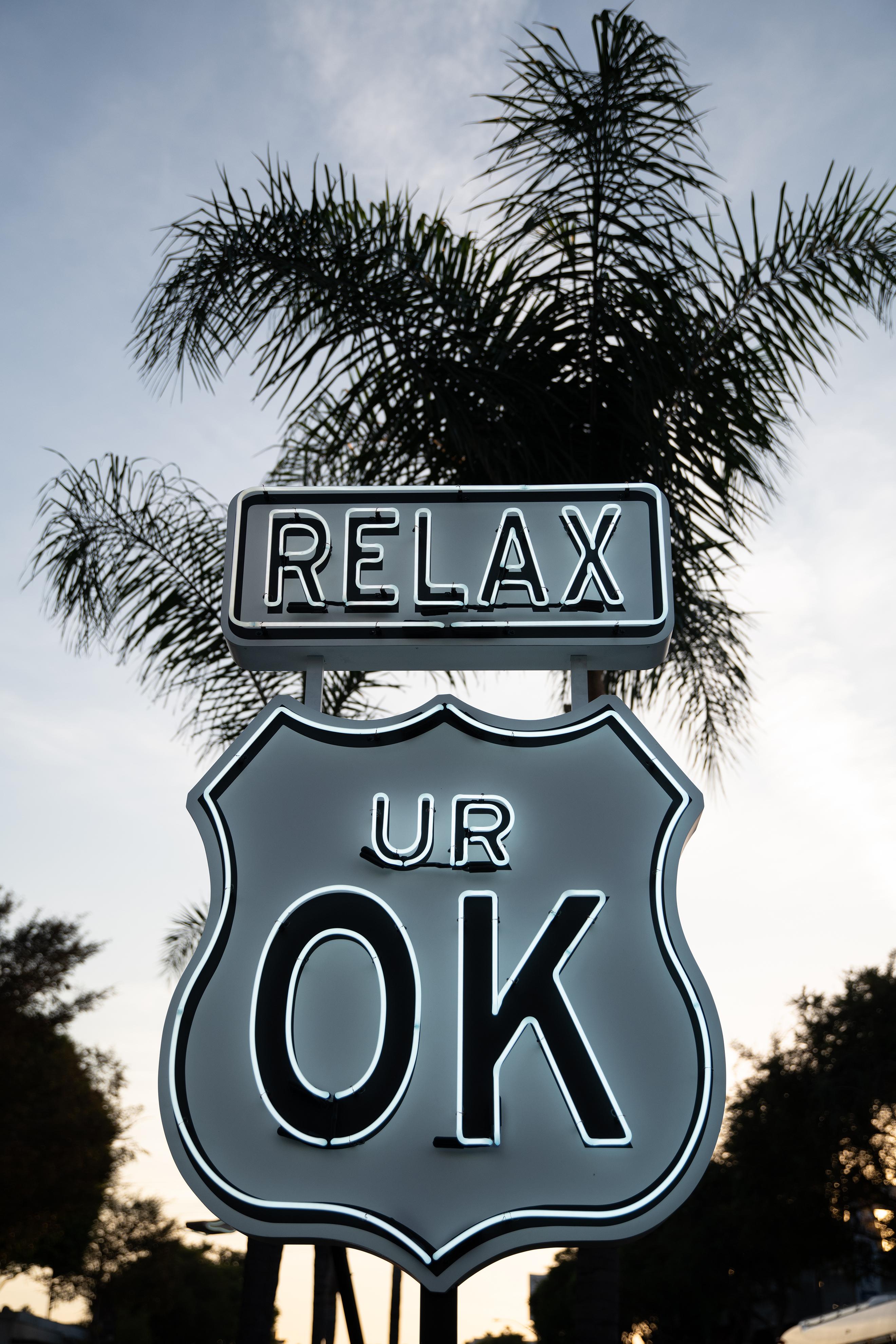 ""Relax UR OK"" - Neon Klein - Zeitgenössische Straßenschild-Skulptur – Mixed Media Art von Scott Froschauer