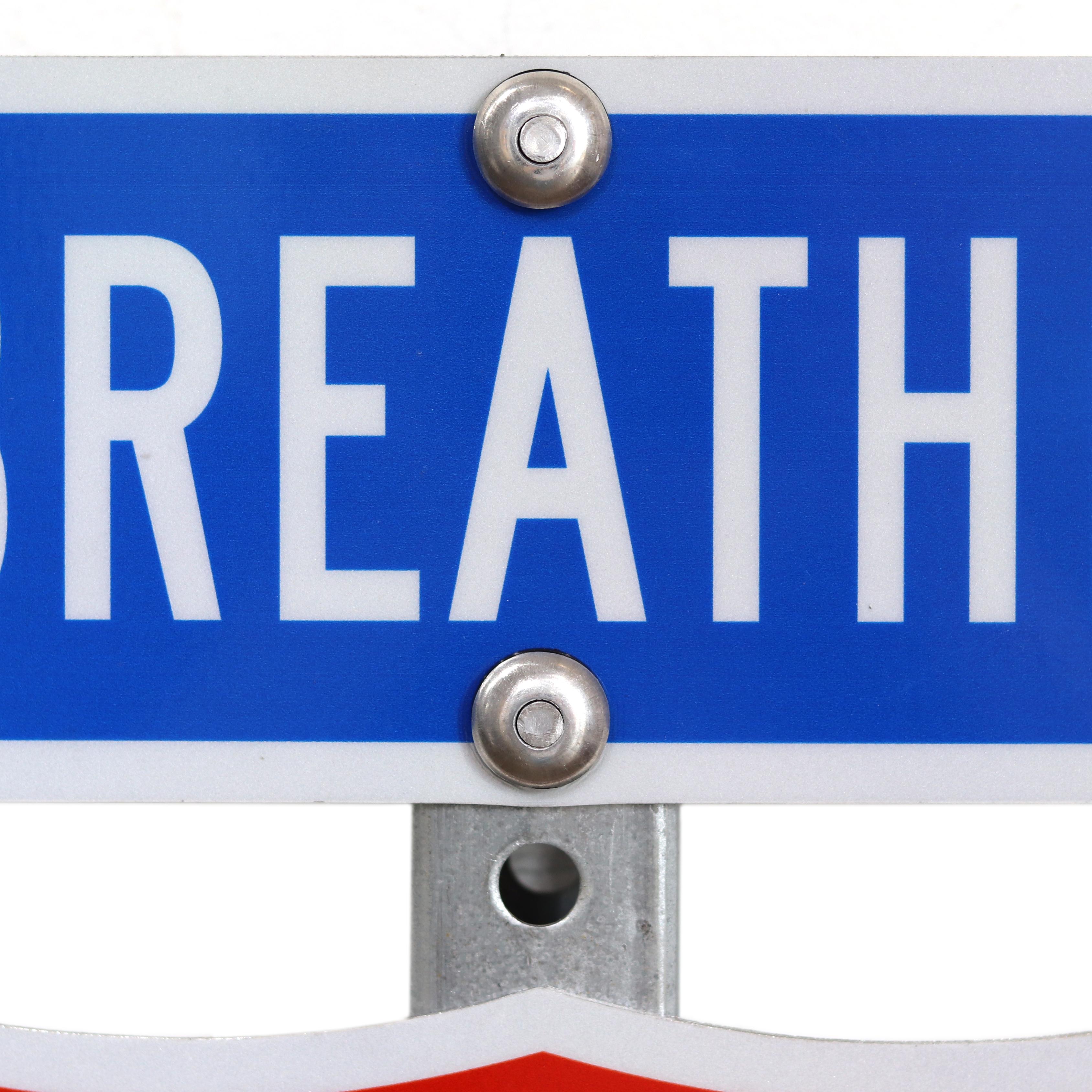 Des panneaux de signalisation positifs et des messages pleins d'esprit caractérisent le travail de l'artiste multidisciplinaire Scott Froschauer. Calle utilise une pratique appelée 