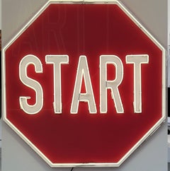 "Start" - Zeitgenössische Neon-Skulptur mit Straßenschild