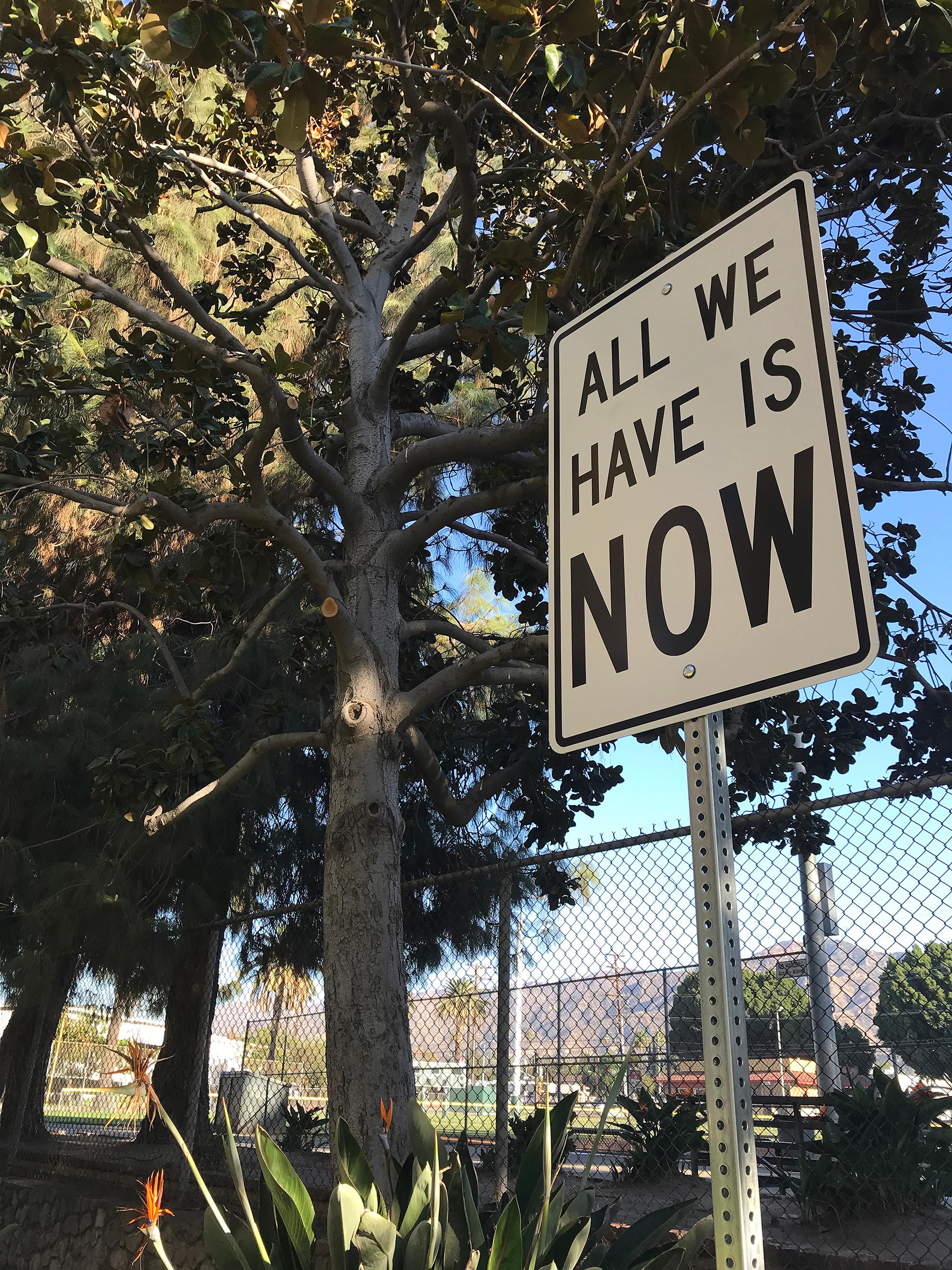 « Tout ce que nous avons, c'est maintenant » - Sculpture de panneau de rue contemporaine
