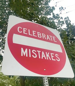 "Celebrate Mistakes" - Sculpture d'enseigne de rue contemporaine