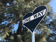 « One Way - Heart »  - Sculpture de panneau de rue contemporaine