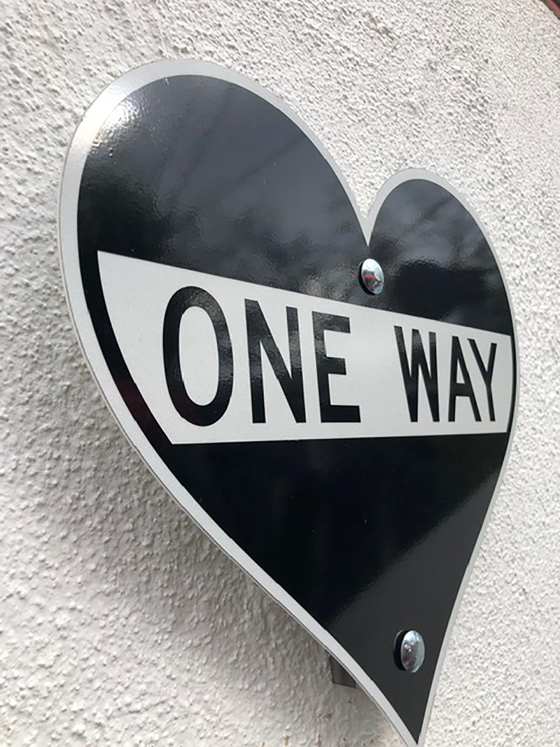 « One Way - Heart » (un chemin - un cœur)  - Sculpture d'enseigne de rue contemporaine en vente 1
