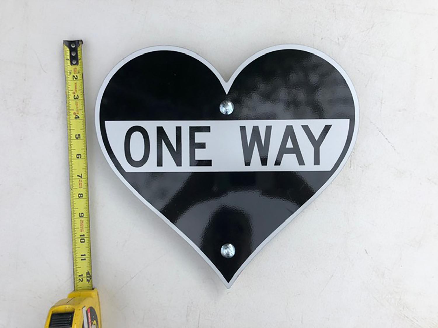 « One Way - Heart » (un chemin - un cœur)  - Sculpture d'enseigne de rue contemporaine en vente 2