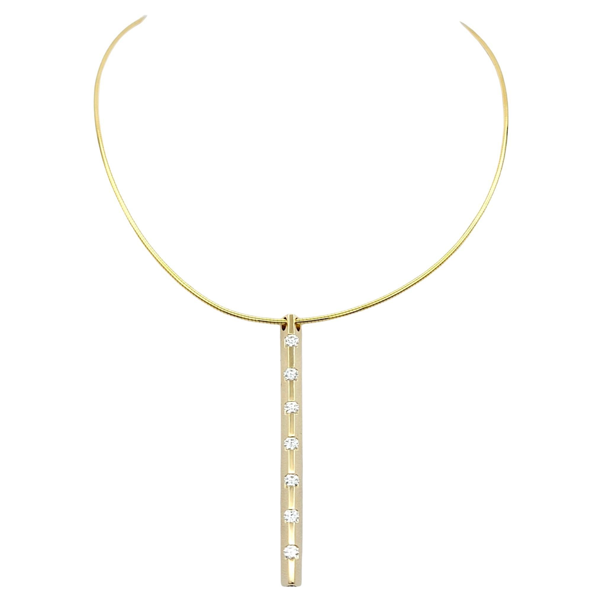 This chic and sophisticated Scott Gauthier necklace is a stunning piece of jewelry that effortlessly blends contemporary style with timeless elegance. With its minimalist design and exquisite diamond embellishments, it's a timeless accessory that