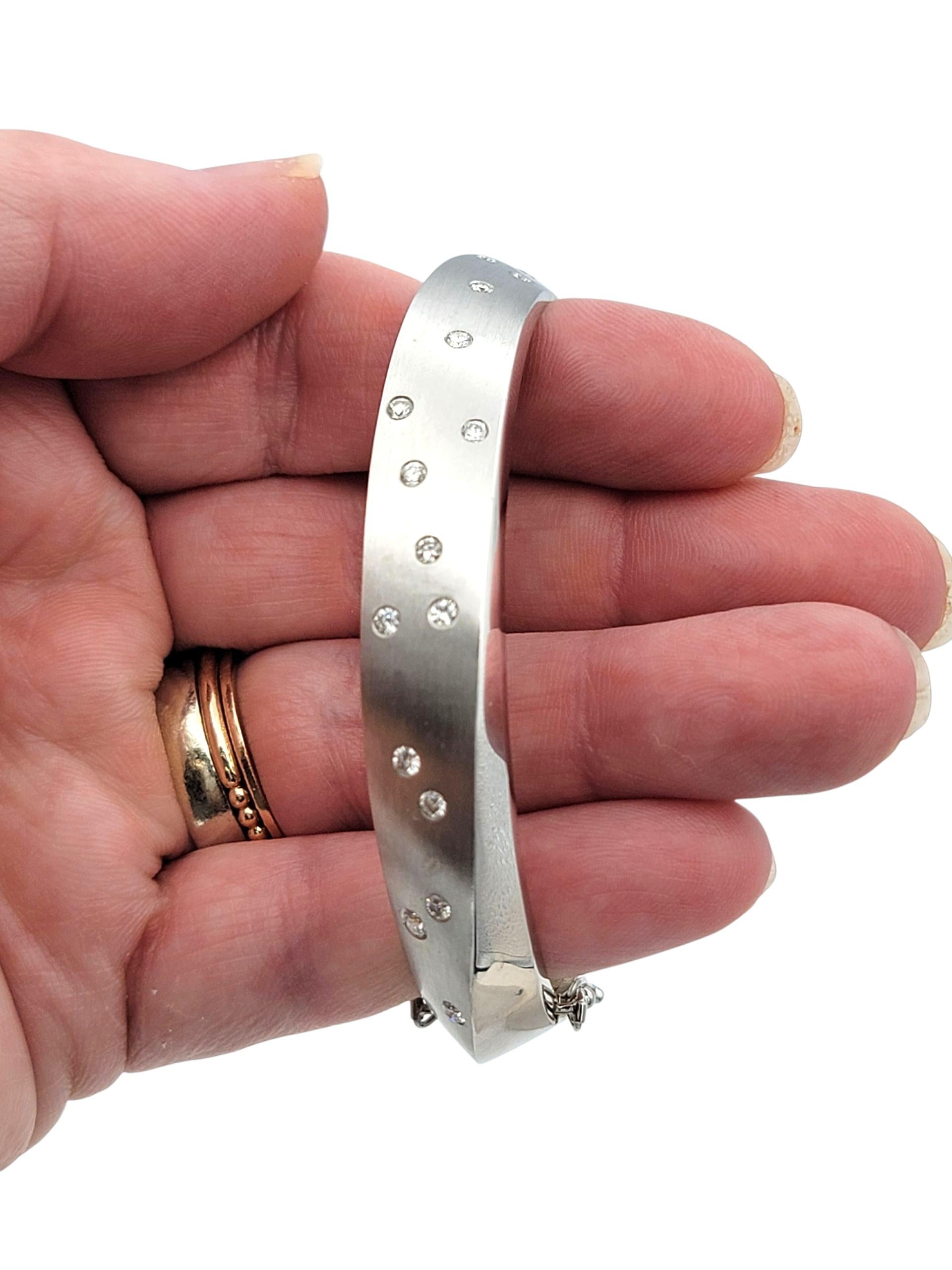 Scott Gauthier Brazalete biselado con diamantes redondos en oro blanco de 14 quilates en venta 4