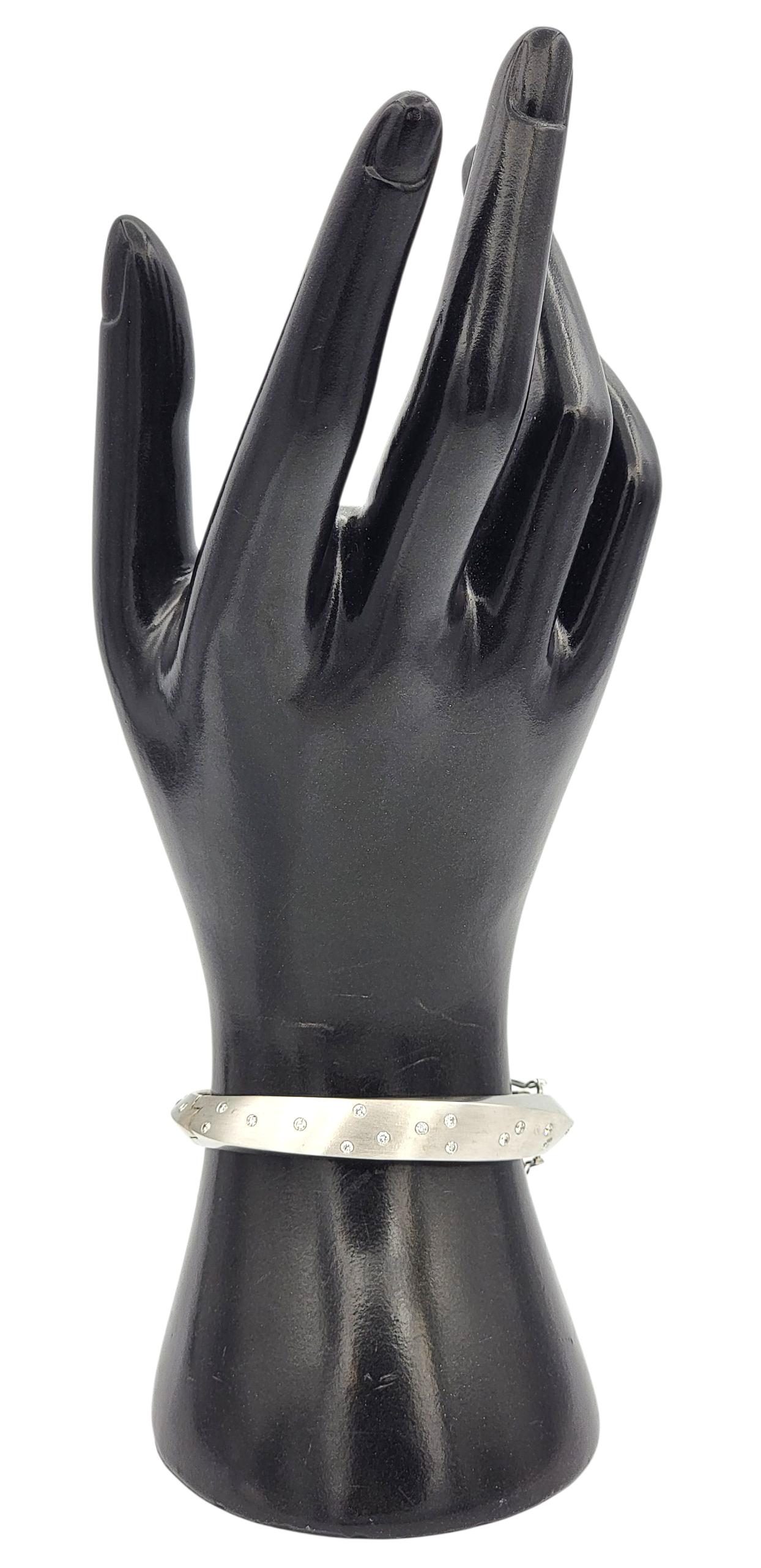 Scott Gauthier Brazalete biselado con diamantes redondos en oro blanco de 14 quilates en venta 5