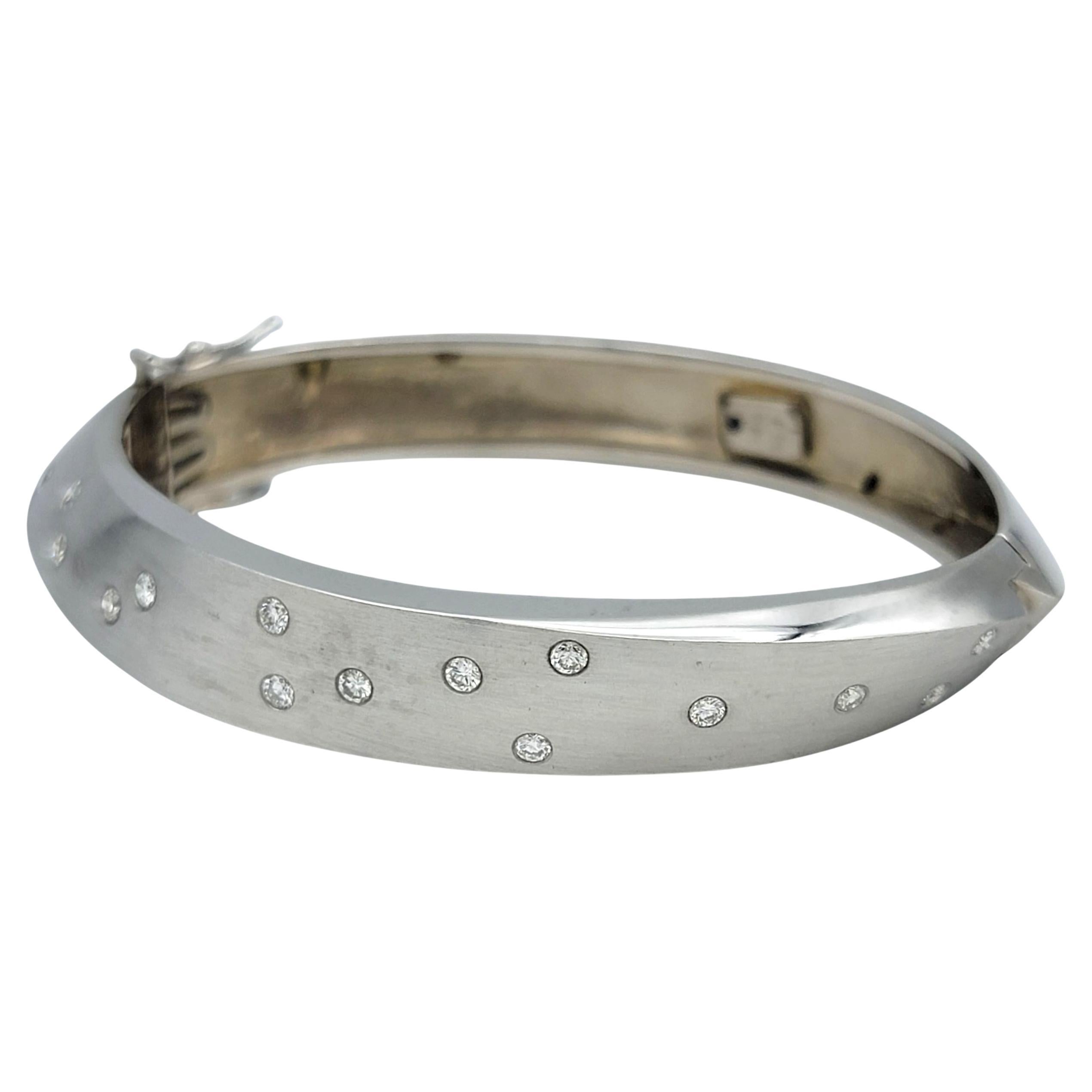 Scott Gauthier Brazalete biselado con diamantes redondos en oro blanco de 14 quilates Contemporáneo en venta