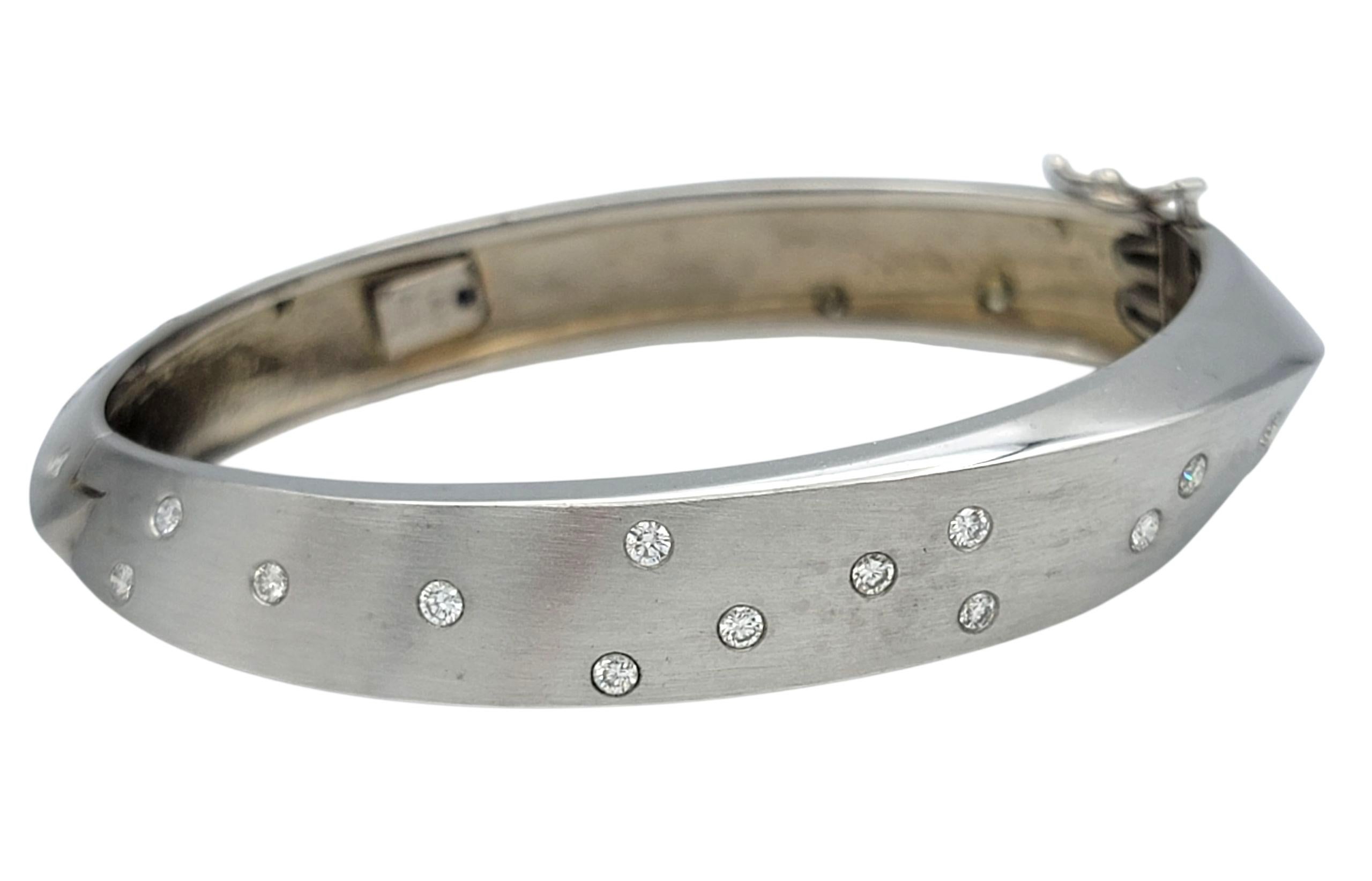 Scott Gauthier Brazalete biselado con diamantes redondos en oro blanco de 14 quilates Corte redondo en venta