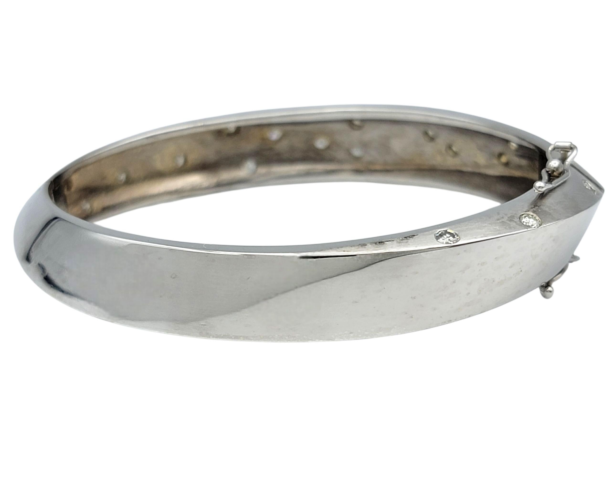 Scott Gauthier Brazalete biselado con diamantes redondos en oro blanco de 14 quilates en Bueno estado para la venta en Scottsdale, AZ