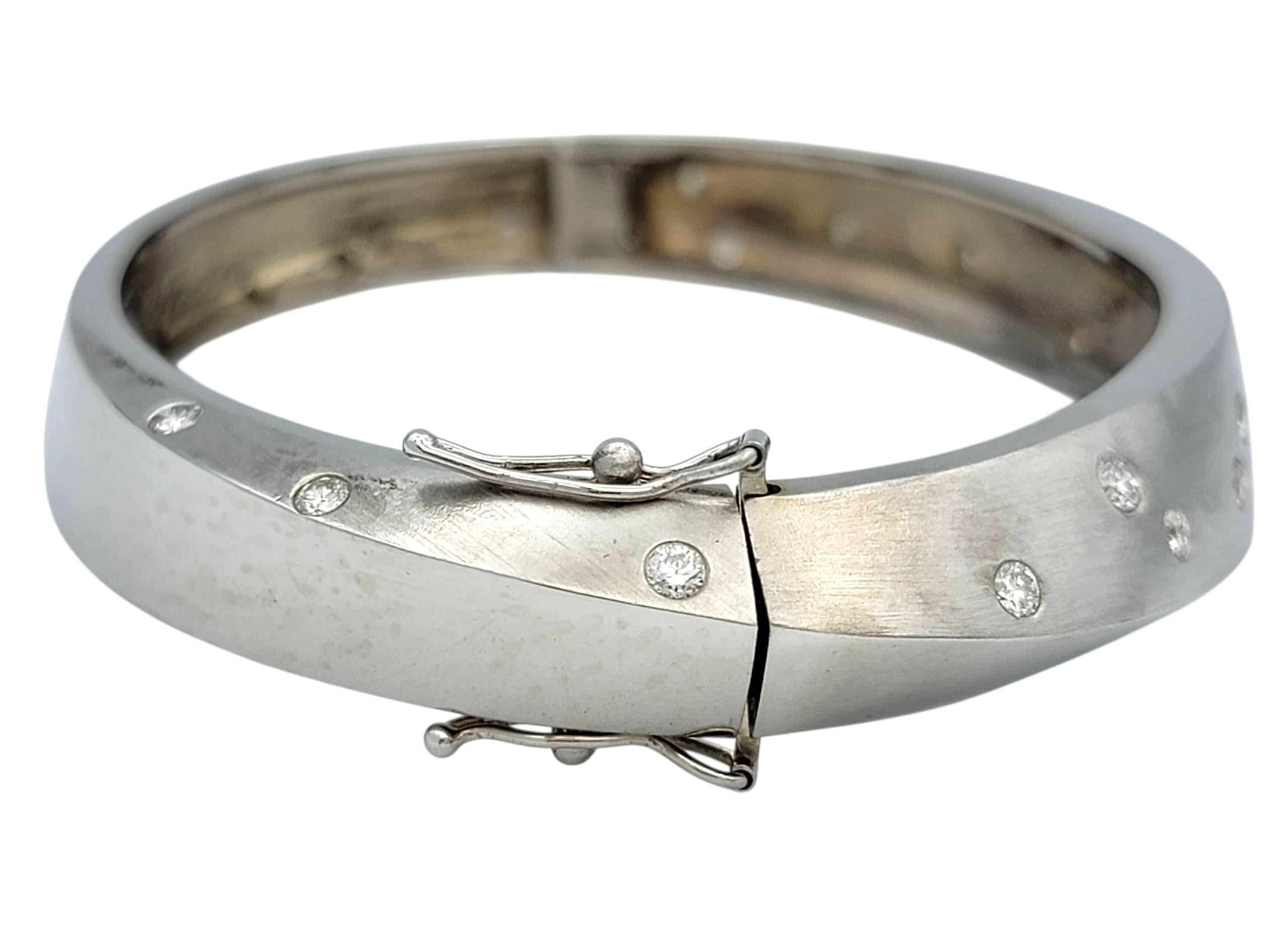 Scott Gauthier Brazalete biselado con diamantes redondos en oro blanco de 14 quilates en venta 1