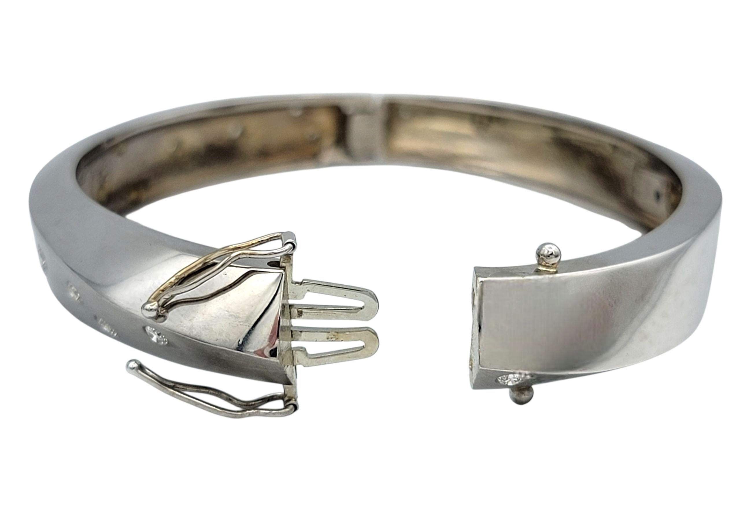 Scott Gauthier Brazalete biselado con diamantes redondos en oro blanco de 14 quilates en venta 2