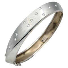 Scott Gauthier Brazalete biselado con diamantes redondos en oro blanco de 14 quilates