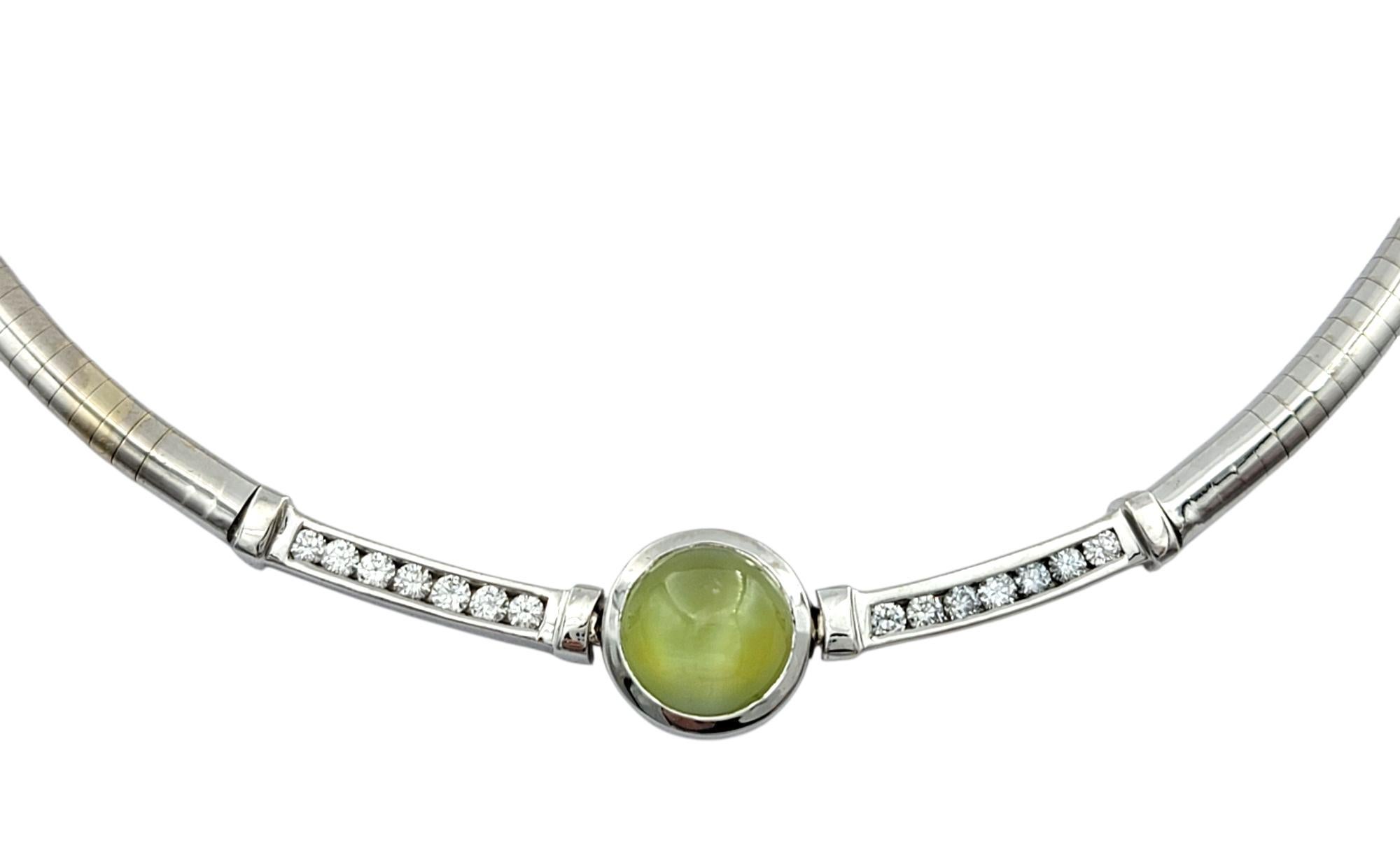 A stunning and sculptural design by Scott Gauthier, this necklace centers on a captivating cabochon cat's eye chrysoberyl with a rich greenish yellow glow. The gem features a mesmerizing optical phenomenon that instantly draws attention.

On the the