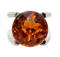 Scott Gauthier Anillo Contemporáneo de Citrino y Diamante Pave con Vástago Abierto Cuadrado