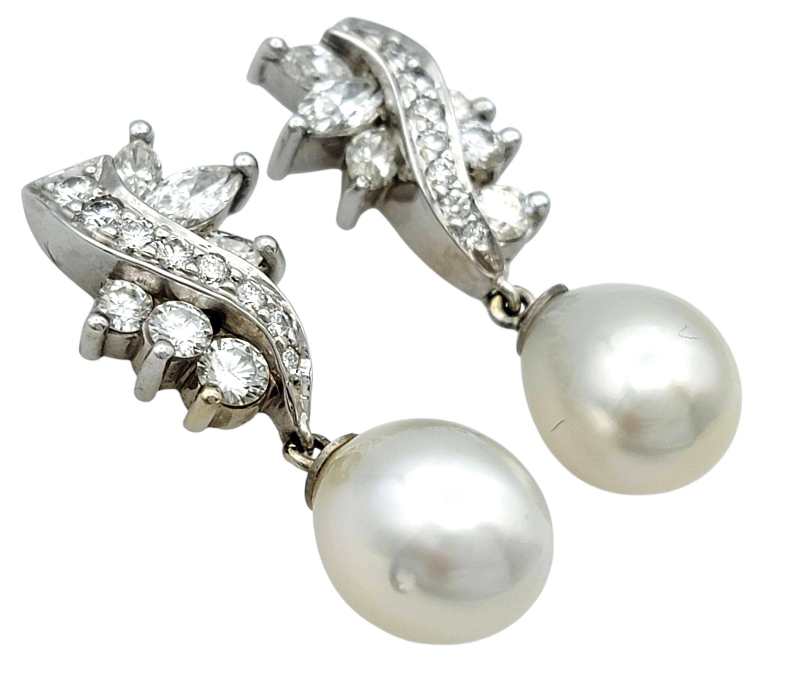 Contemporain Boucles d'oreilles pendantes en or blanc 14 carats avec perles et diamants multiples Scott Gauthier en vente