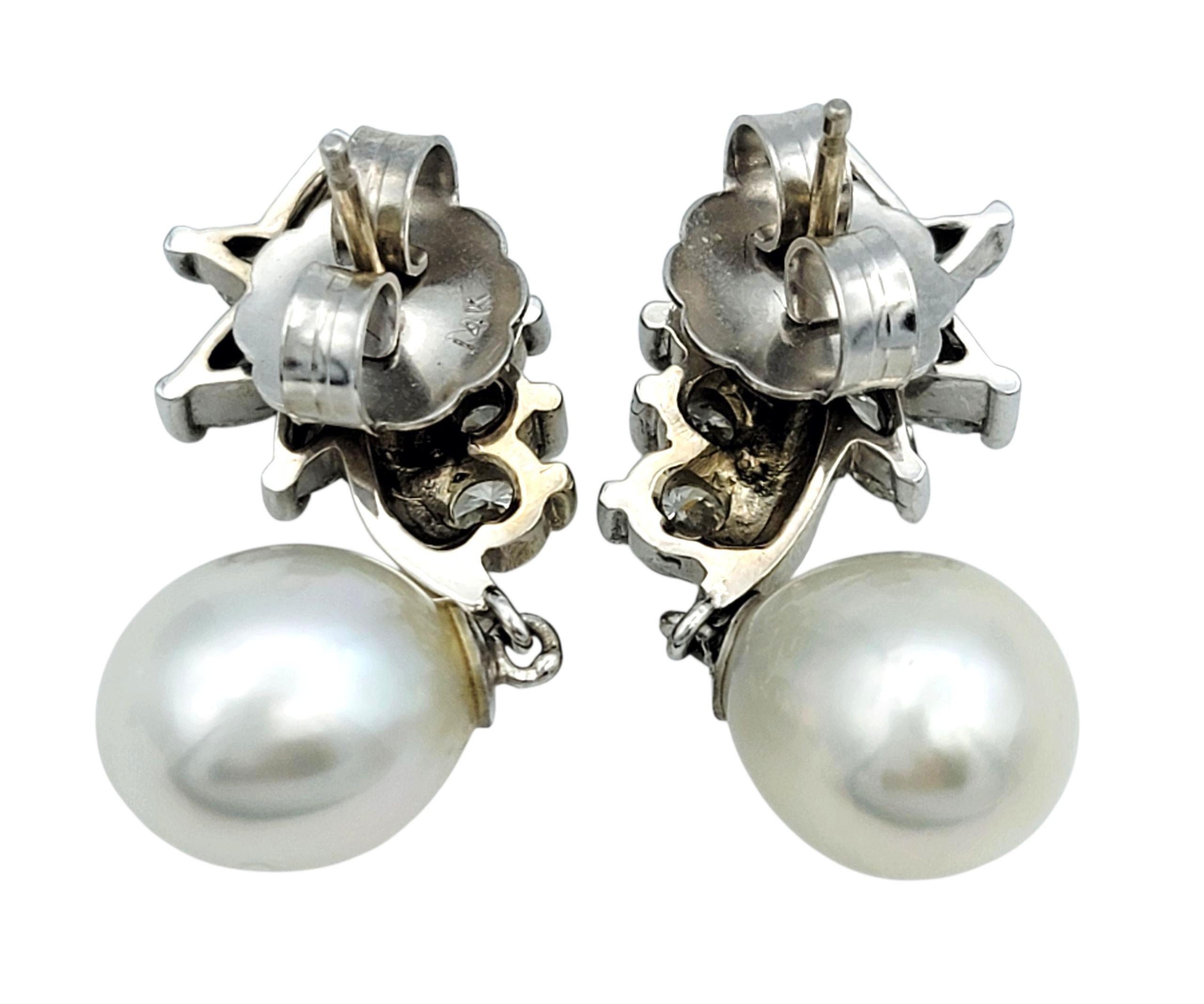 Taille ronde Boucles d'oreilles pendantes en or blanc 14 carats avec perles et diamants multiples Scott Gauthier en vente