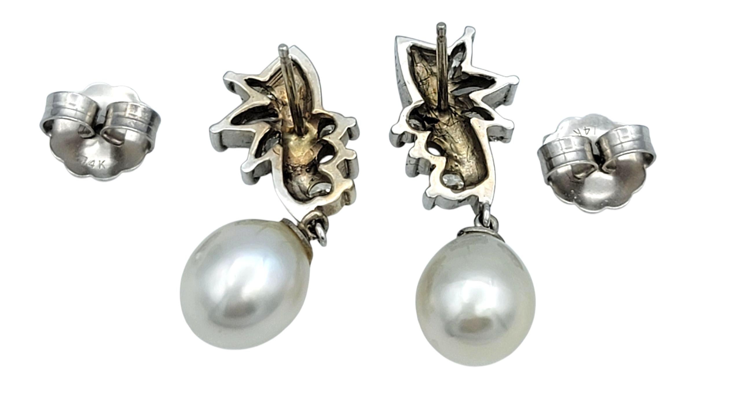 Boucles d'oreilles pendantes en or blanc 14 carats avec perles et diamants multiples Scott Gauthier Bon état - En vente à Scottsdale, AZ