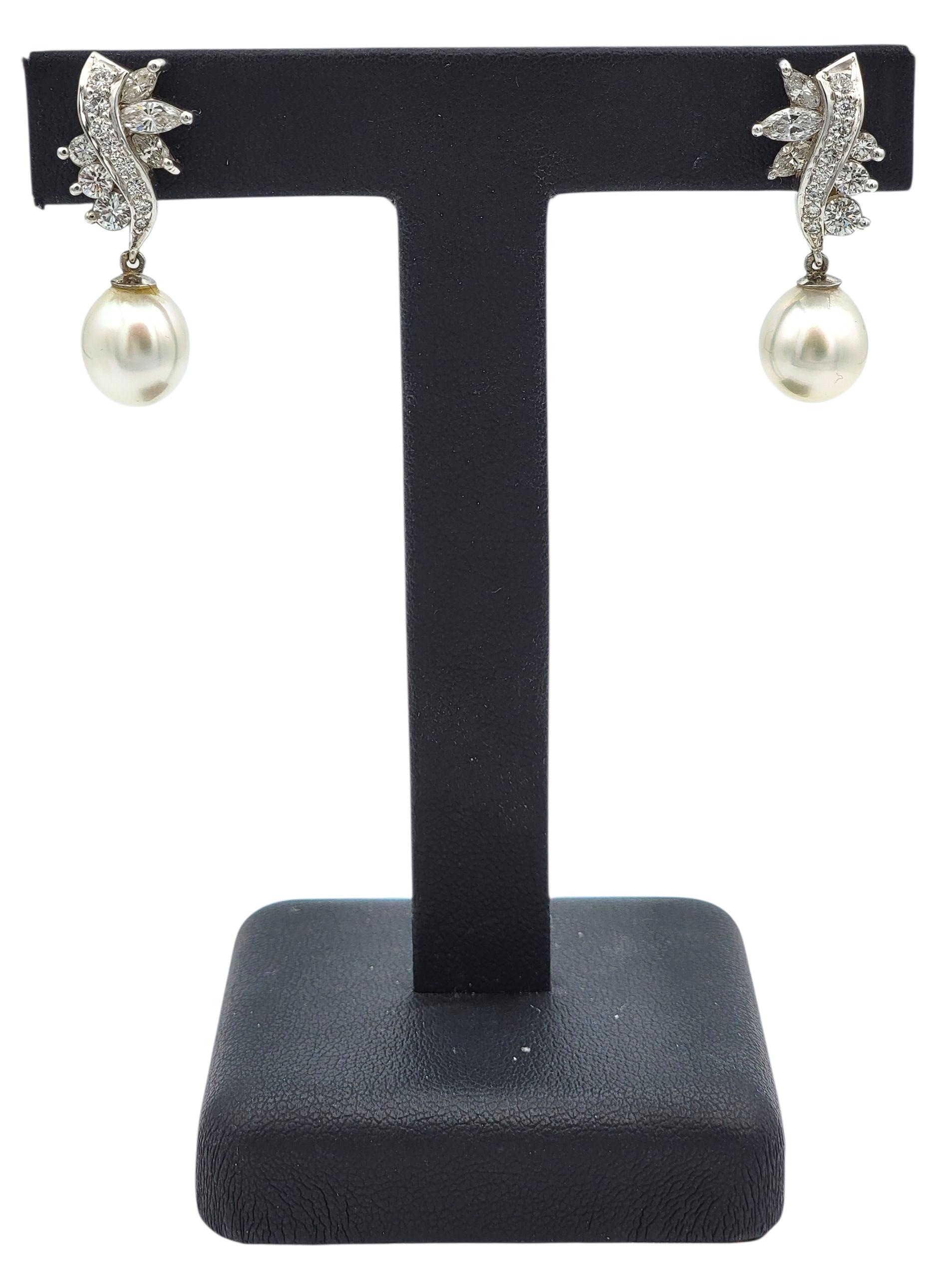 Boucles d'oreilles pendantes en or blanc 14 carats avec perles et diamants multiples Scott Gauthier en vente 2