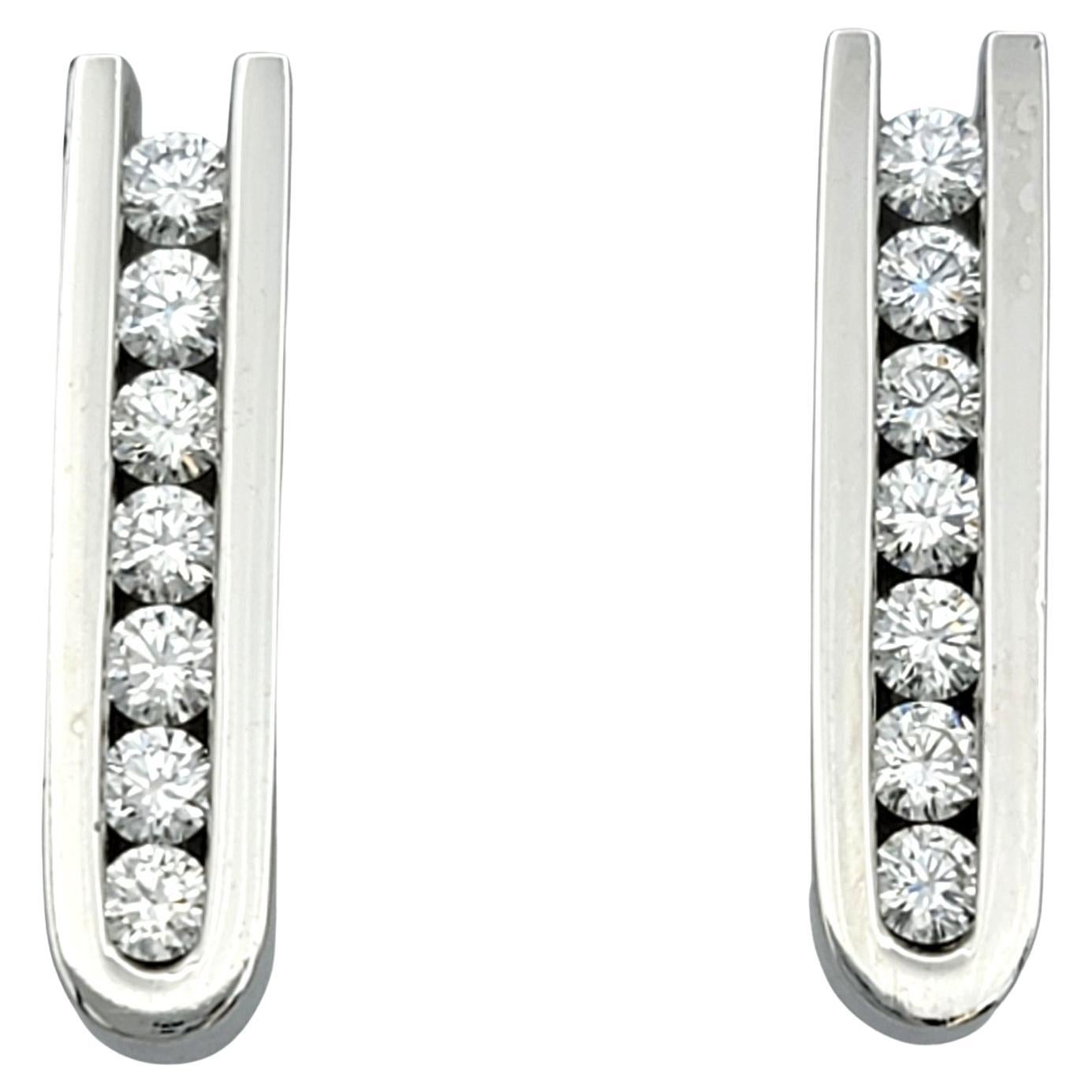 Boucles d'oreilles pendantes Scott Gauthier en or blanc 14 carats avec barre verticale de diamants ronds en vente 1