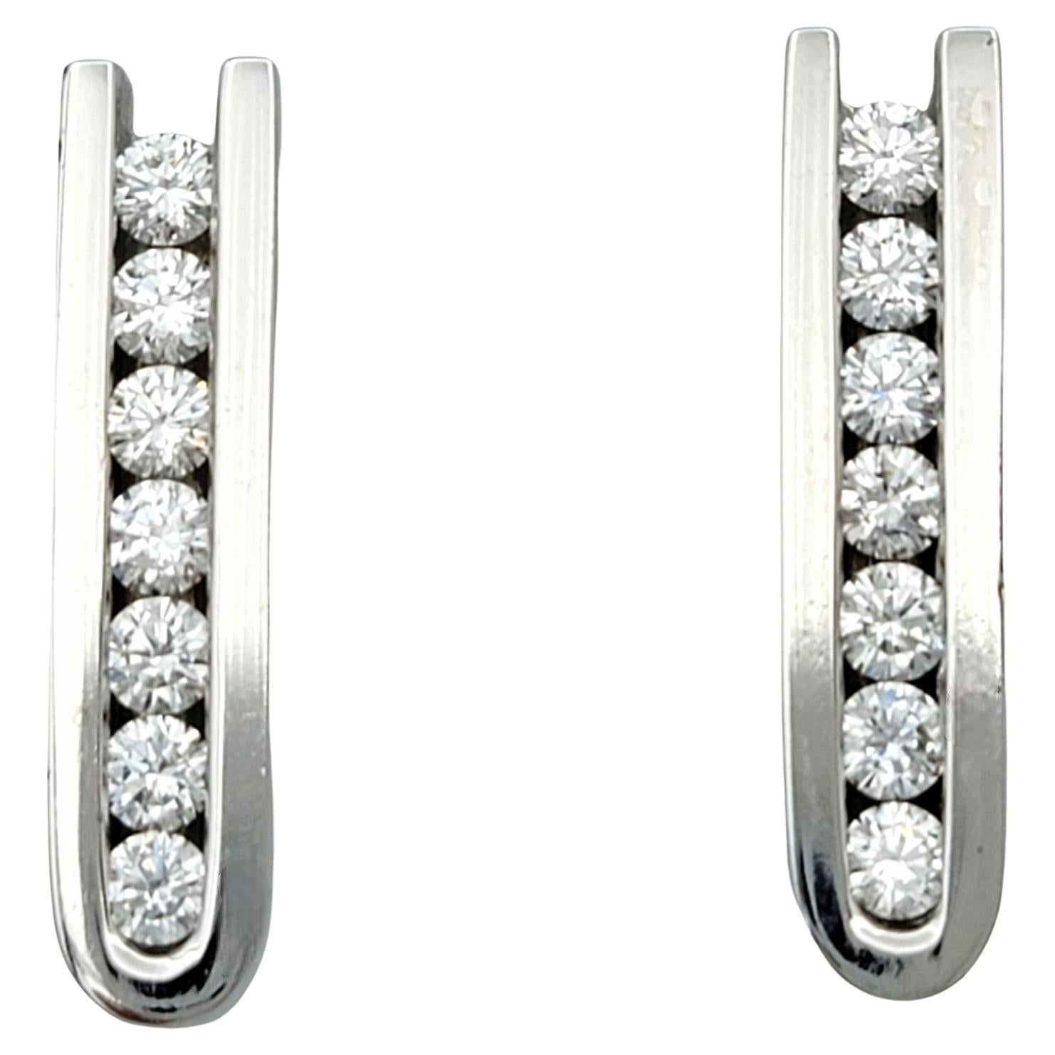 Boucles d'oreilles pendantes Scott Gauthier en or blanc 14 carats avec barre verticale de diamants ronds en vente