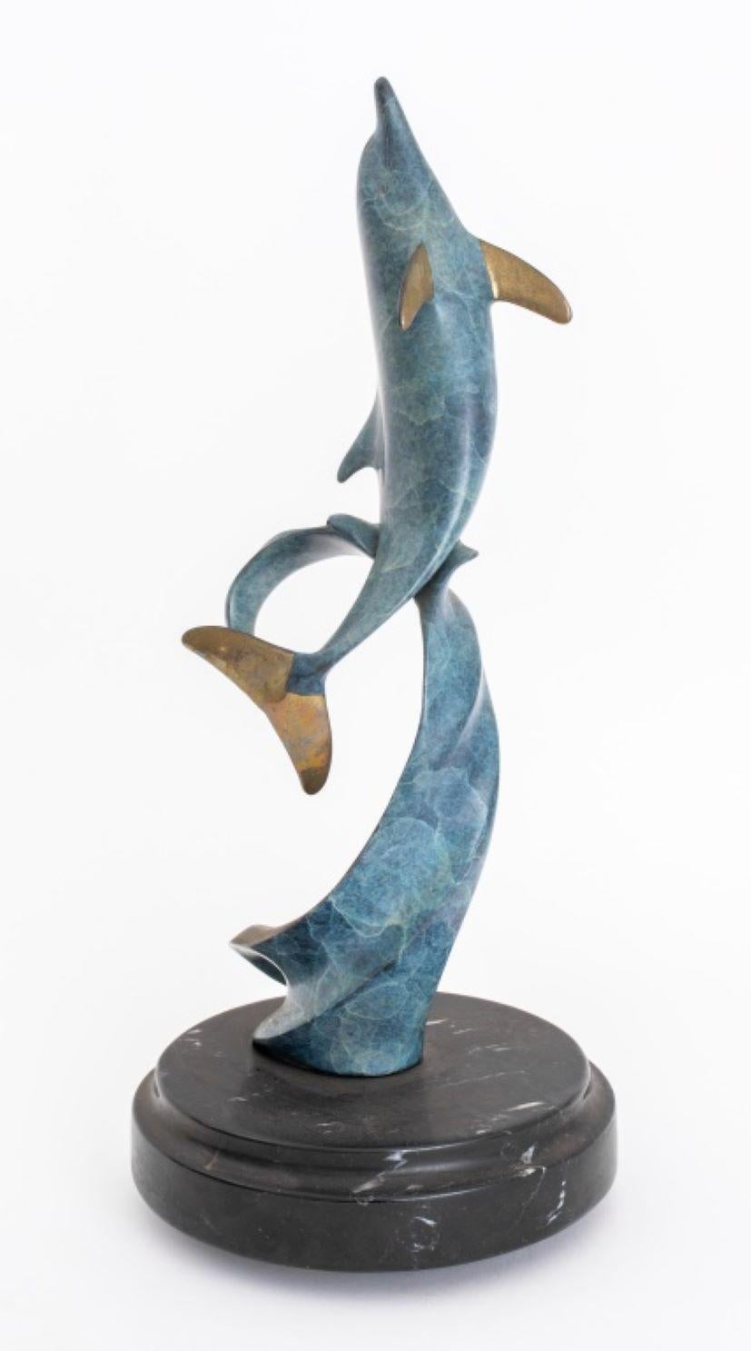 Scott Hanson (américain, XX-XXI), Sculpture en bronze représentant un dauphin, édition signée et numérotée 