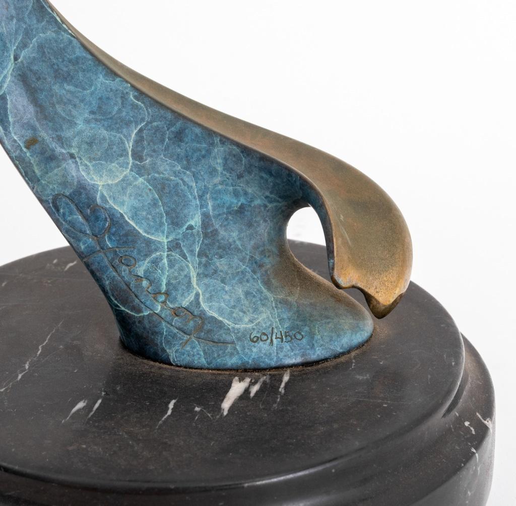 20ième siècle Sculpture de dauphin tournant en bronze de Scott Hanson en vente