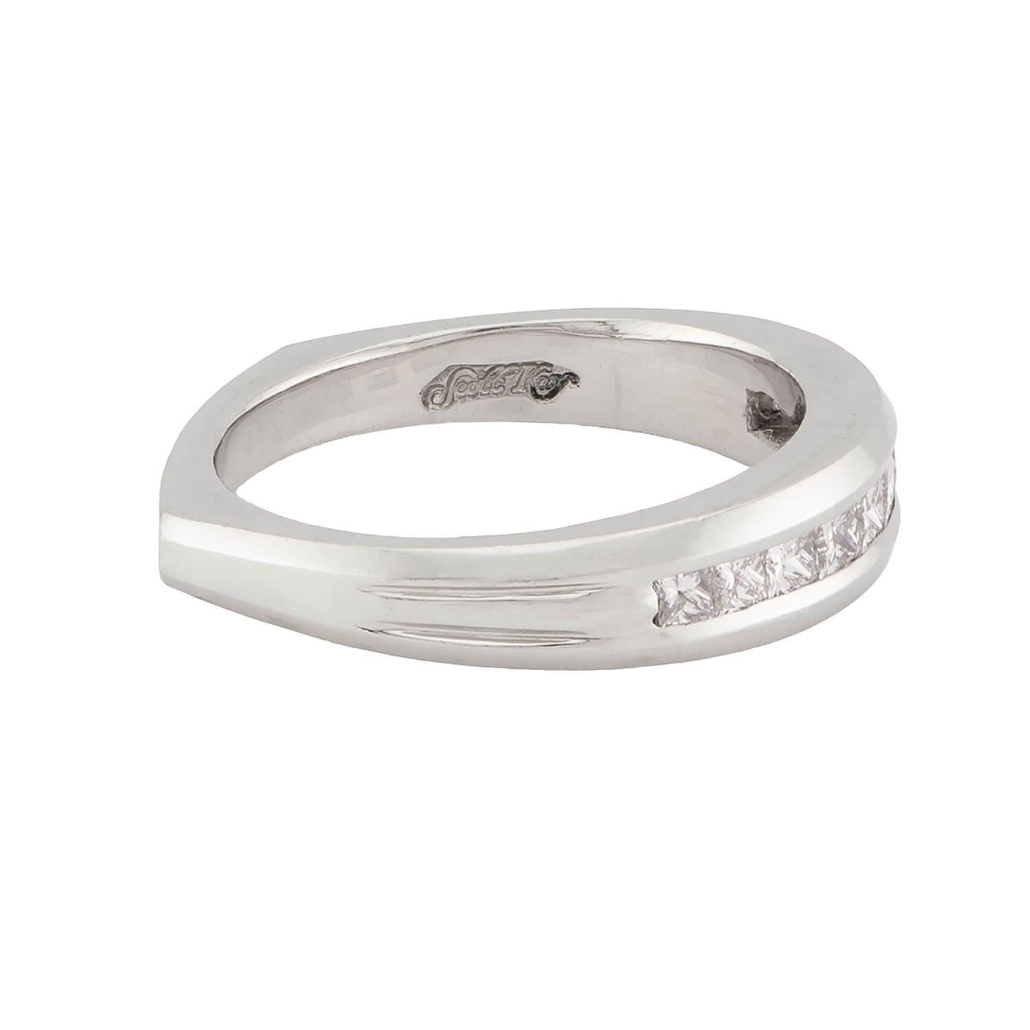 Una favolosa mezza fascia di diamanti del gioielliere Scott K. Realizzato in platino, questo anello presenta una fila di 10 diamanti taglio princess incastonati. I diamanti hanno un peso totale approssimativo di .55ctw e sono splendidamente