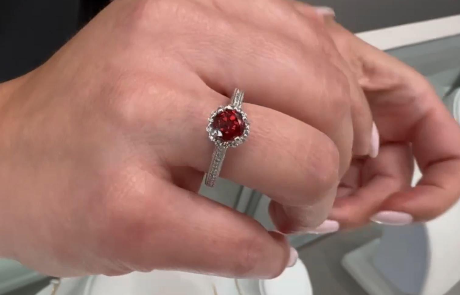 Anello contemporaneo Scott Kaye in oro bianco 14K con granato rotondo e diamanti in vendita 1