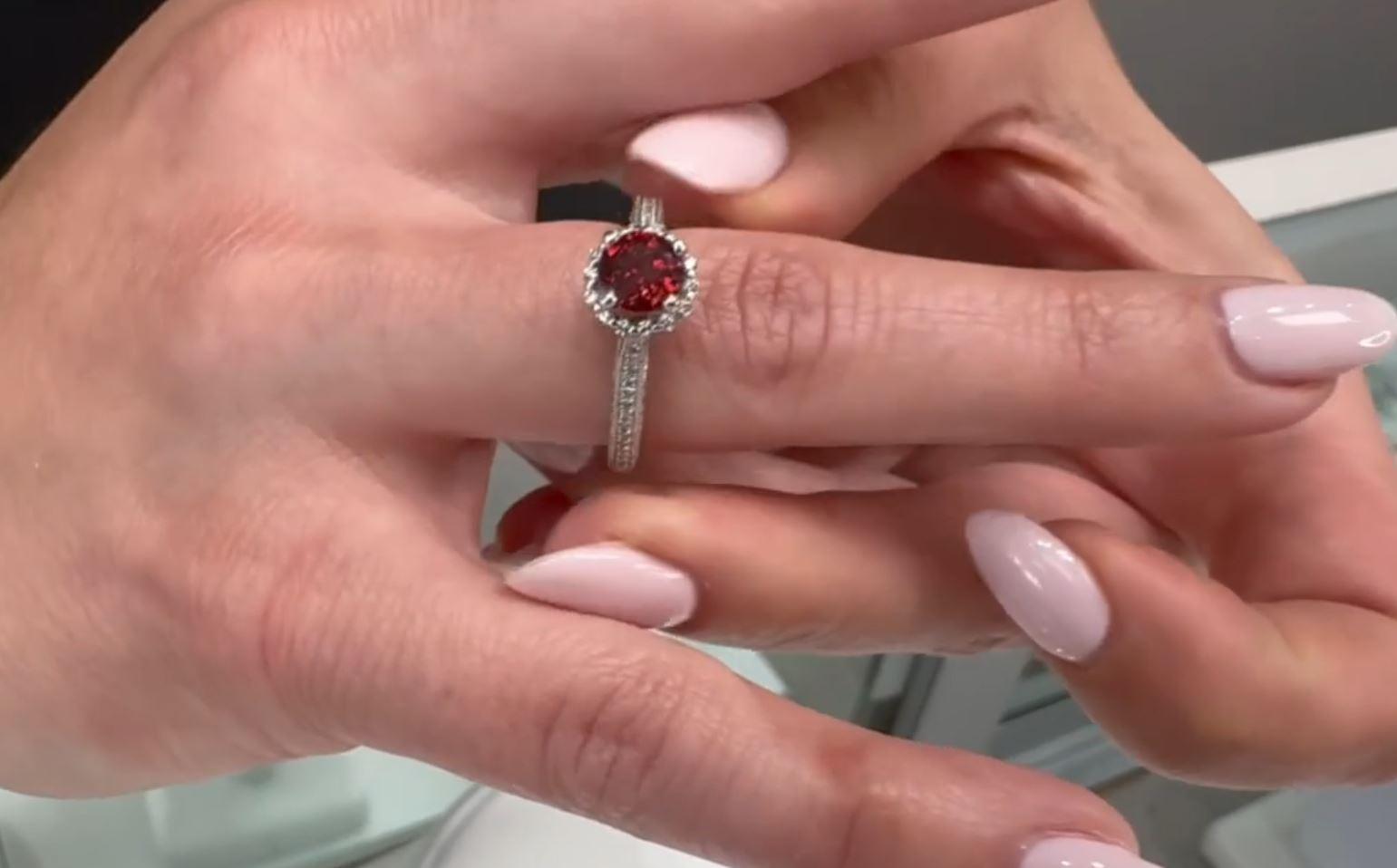 Anello contemporaneo Scott Kaye in oro bianco 14K con granato rotondo e diamanti in vendita 2