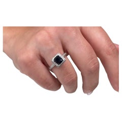 Anillo de compromiso Scott Kay de oro blanco de 14 quilates con zafiro azul oscuro cuadrado Anillo de compromiso Scott Kay de oro blanco de 14 quilates con zafiro azul oscuro cuadrado