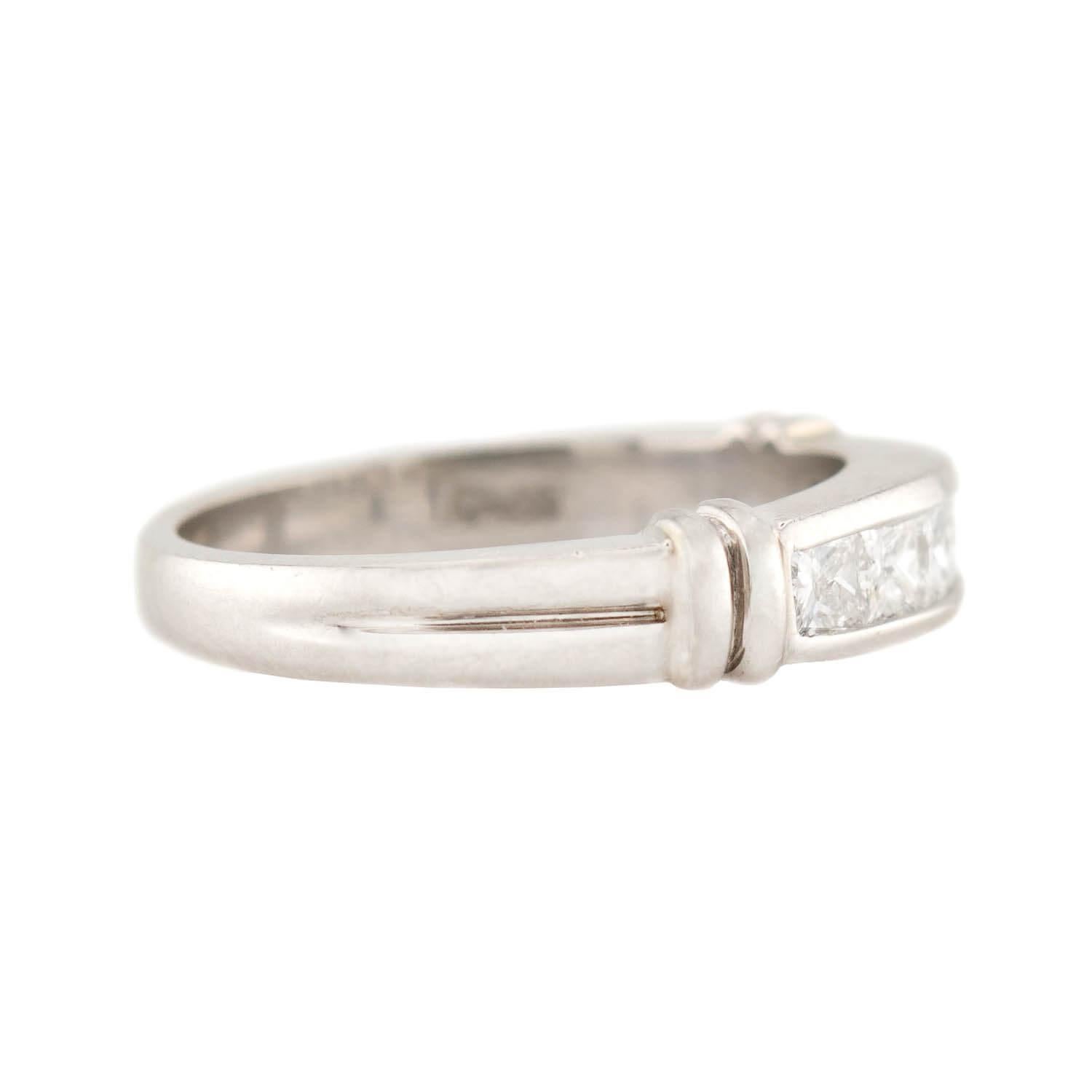 Un magnifique bracelet d'éternité en diamant du bijoutier Scott Kaye ! Réalisée en platine, cette bague présente une rangée horizontale de 6 diamants de taille princesse, tous maintenus dans des canaux. Les diamants, d'un poids total approximatif de