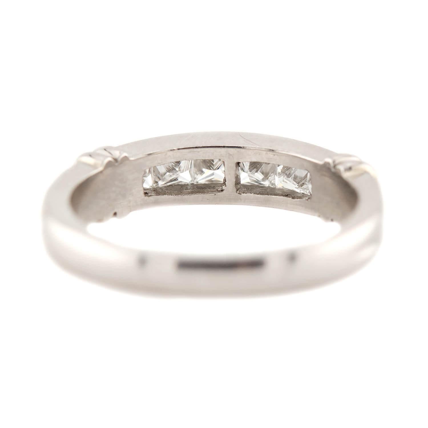Taille princesse SCOTT KAY, demi-anneau de succession en platine et diamants en vente