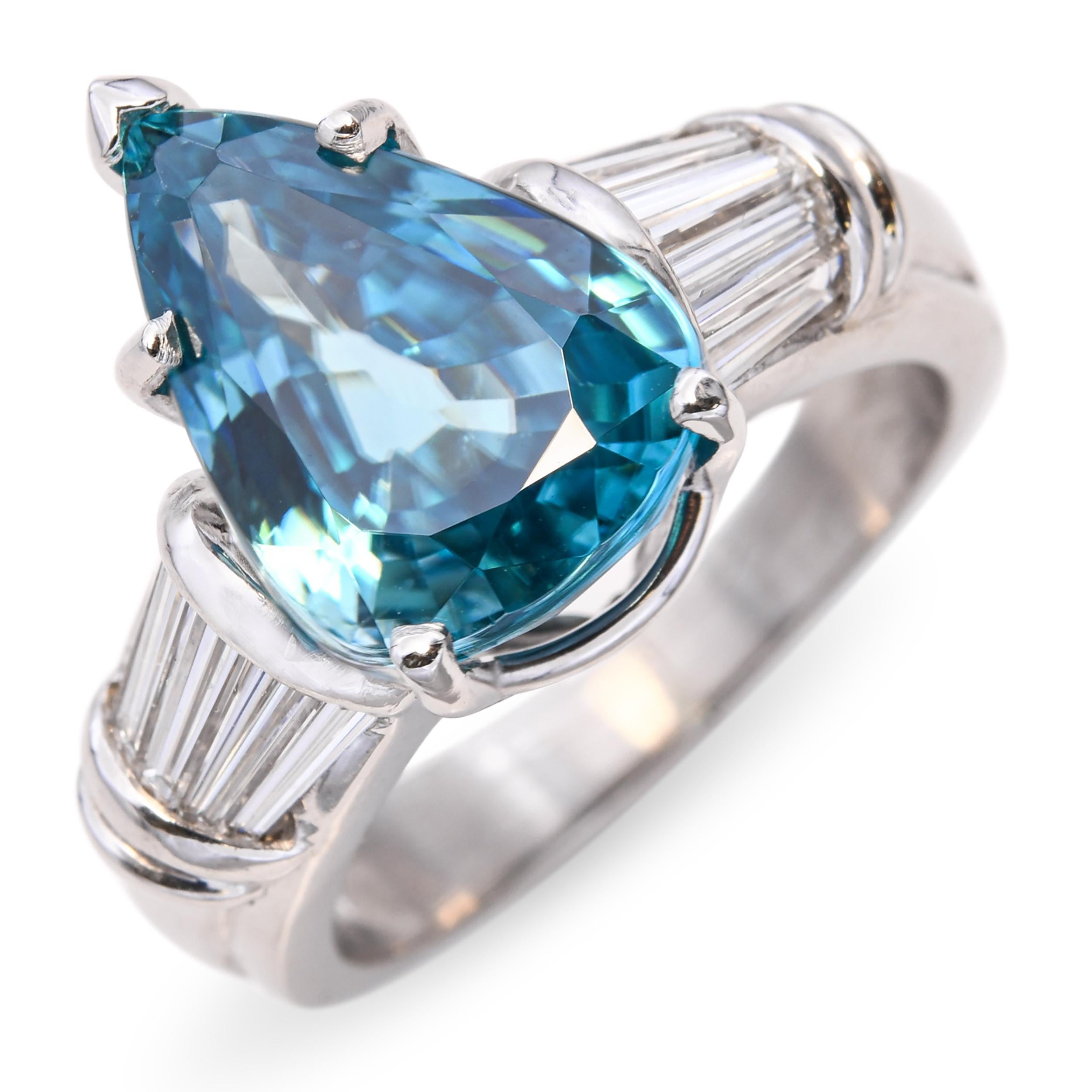 Cette bague en platine de Scott Kaye est ornée d'un remarquable zircon bleu de 5,93 carats, dont la teinte bleu électrique offre une brillance et un feu exceptionnels. La couleur vive du zircon se détache de façon spectaculaire sur le ton froid de